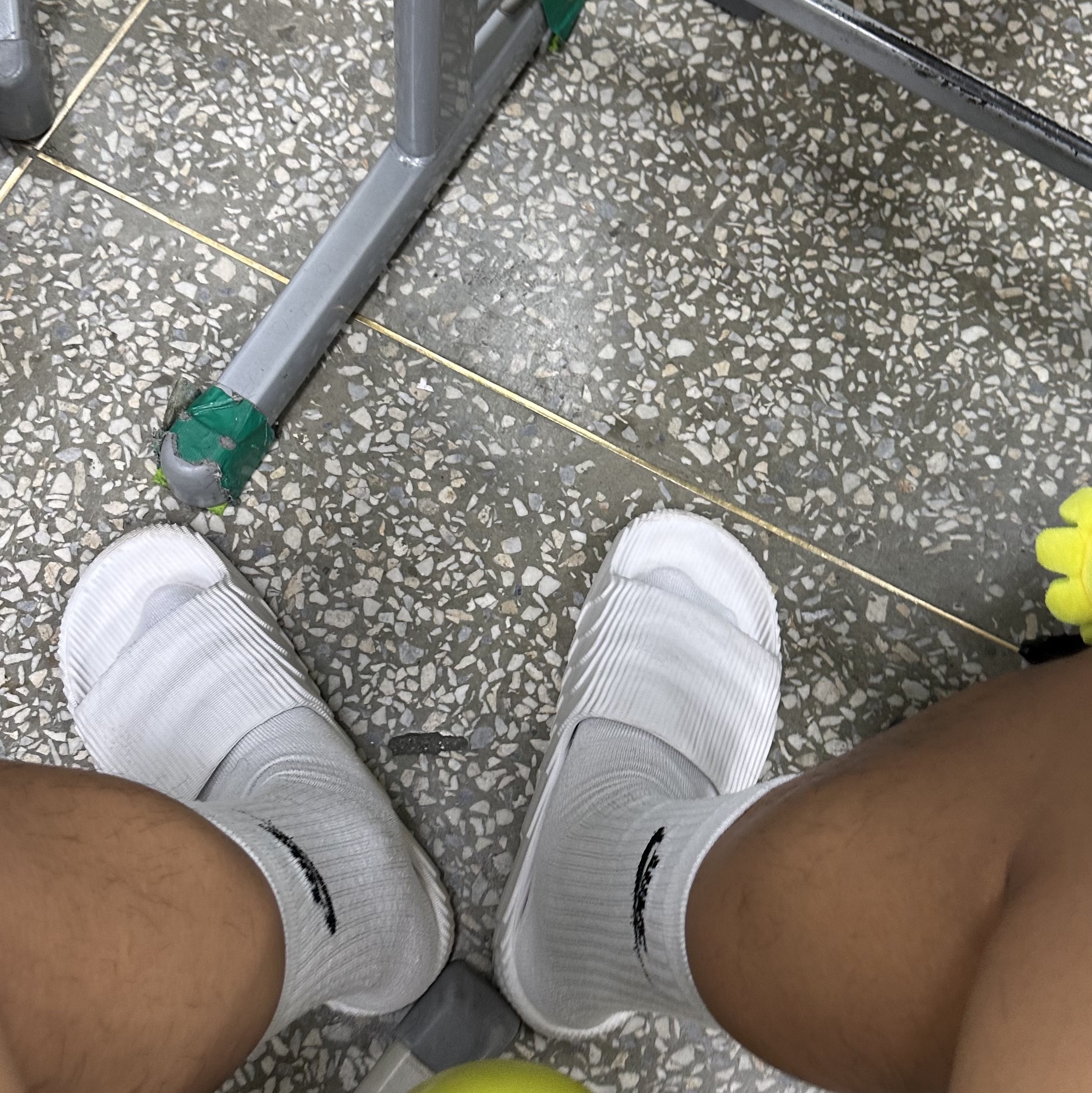 Adidas Adilette 22 Crystal White 착용 스타일