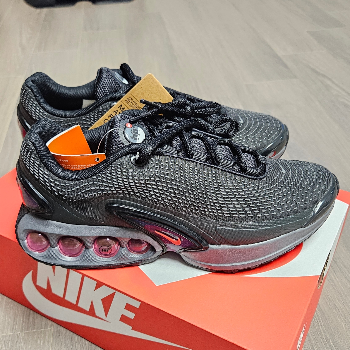 Nike Air Max Dn Black Light Crimson 착용 스타일 - 3