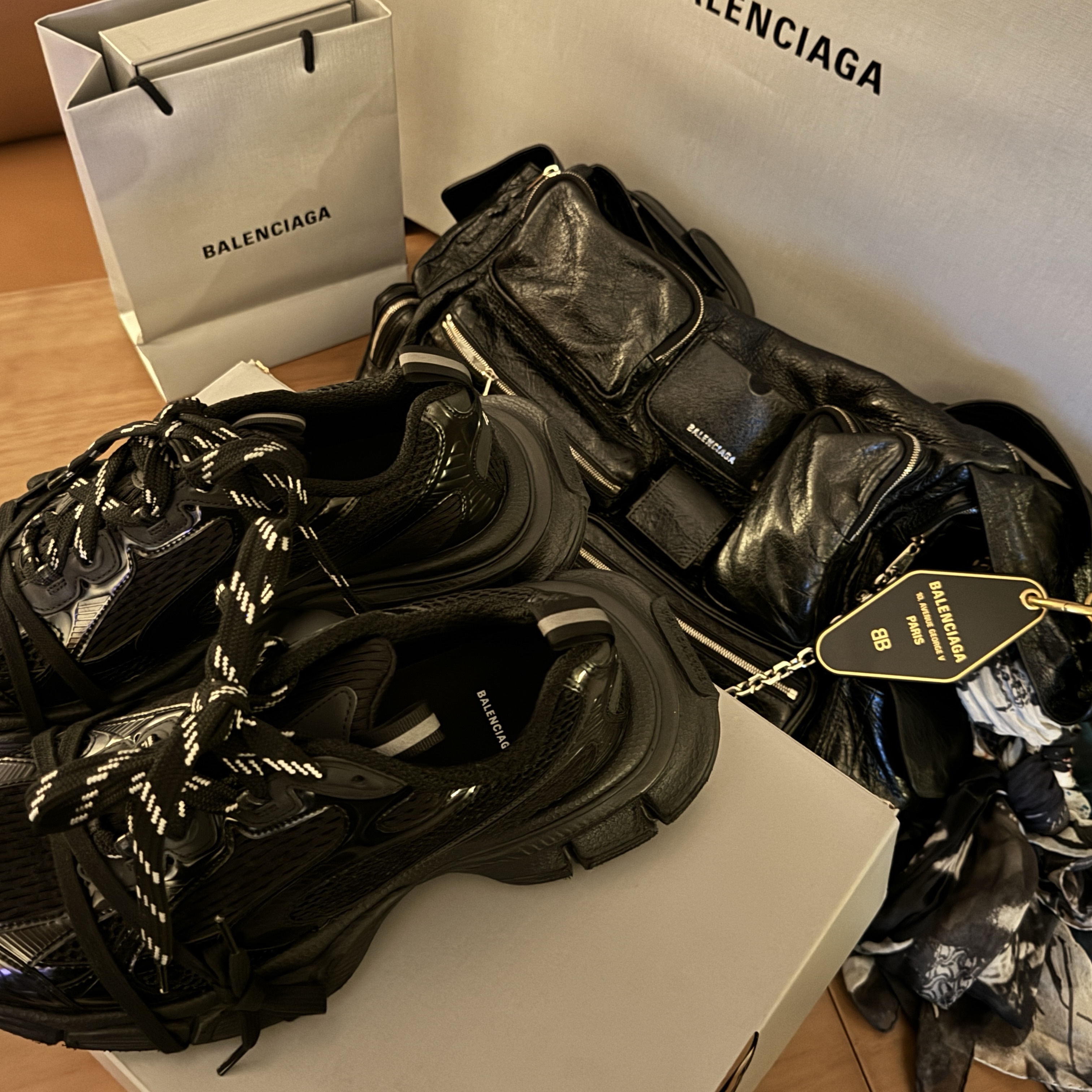 Balenciaga Hardcrocs Mule Black, Balenciaga 3XL Sneakers Black 착용 스타일 - 2