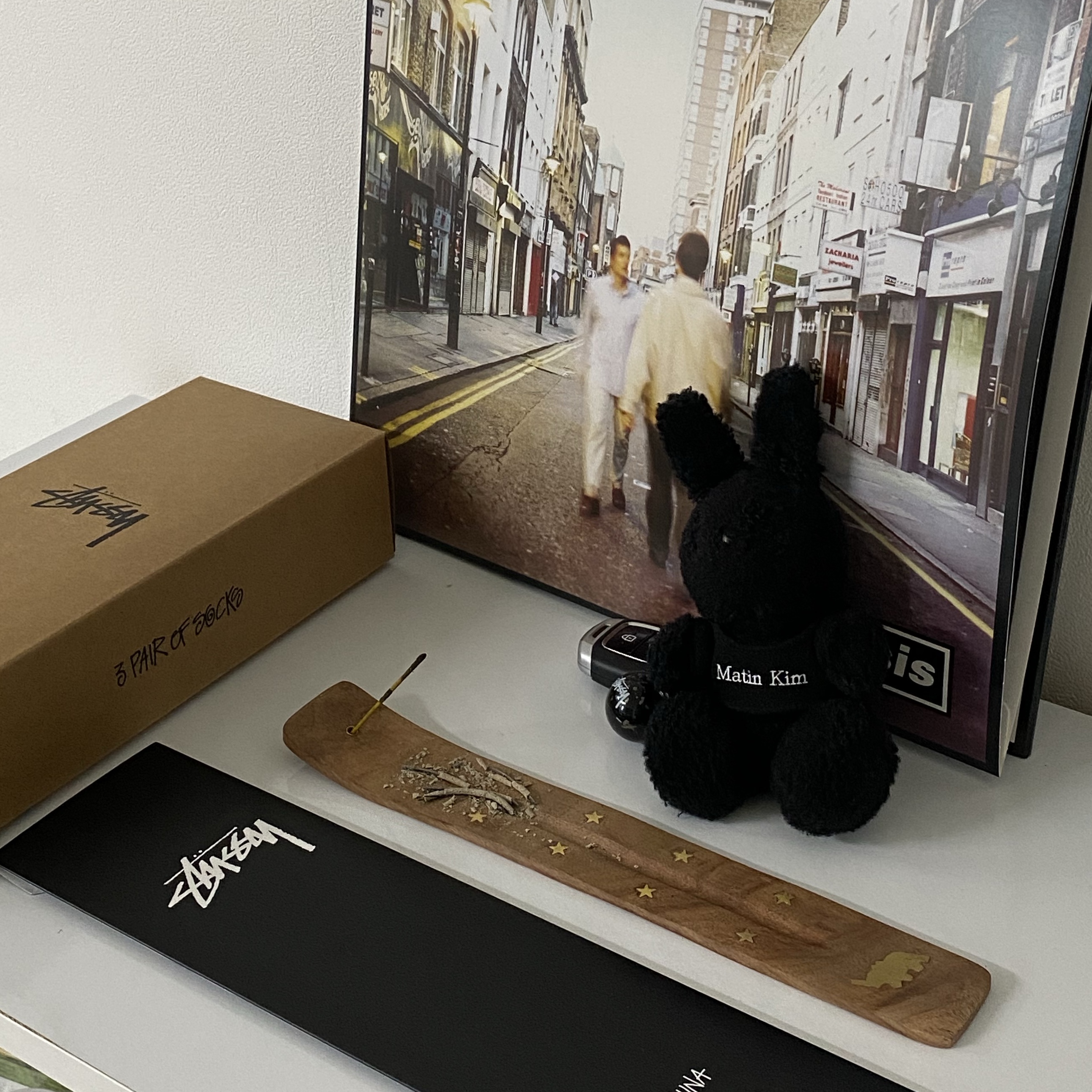 Stussy Small Stock Crew Socks White (3 Pack), Stussy 8 Ball Keychain Black 착용 스타일 - 2