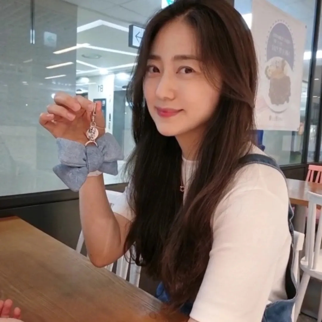 [KREAM 단독] PVCS x Bloomingtale Ribbon Denim Keyring Light blue Denim 착용 스타일 - 1