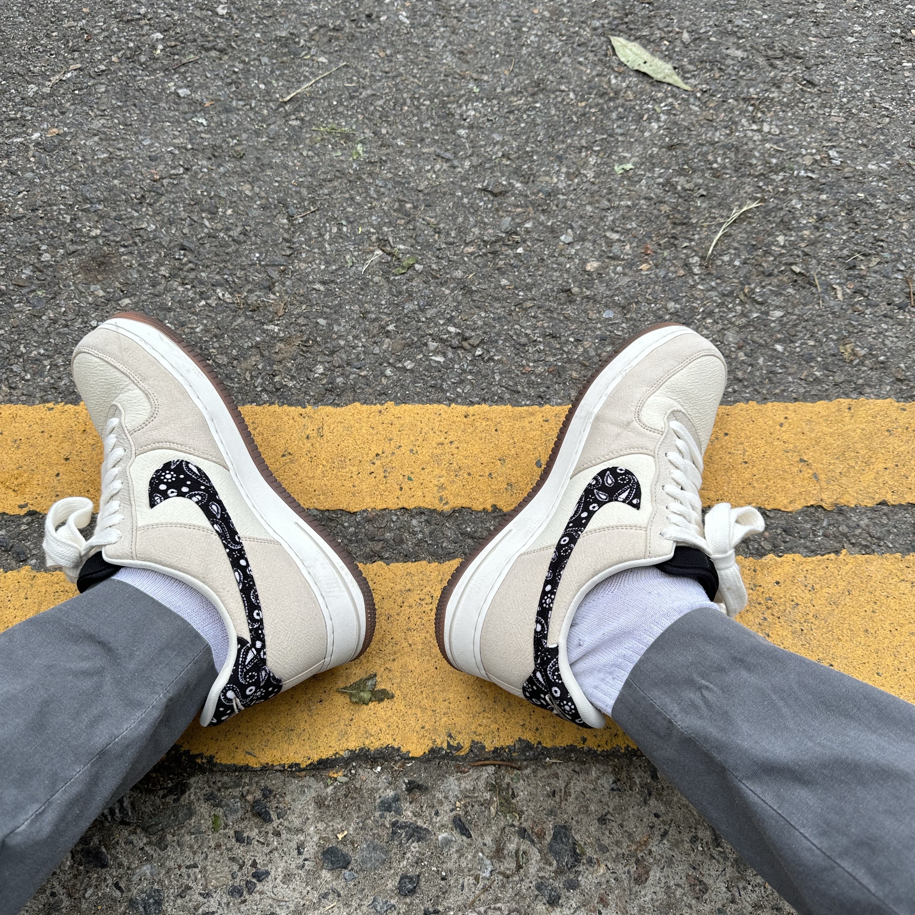 Nike Air Force 1 '07 LV8 Paisley Swoosh 착용 스타일 - 2