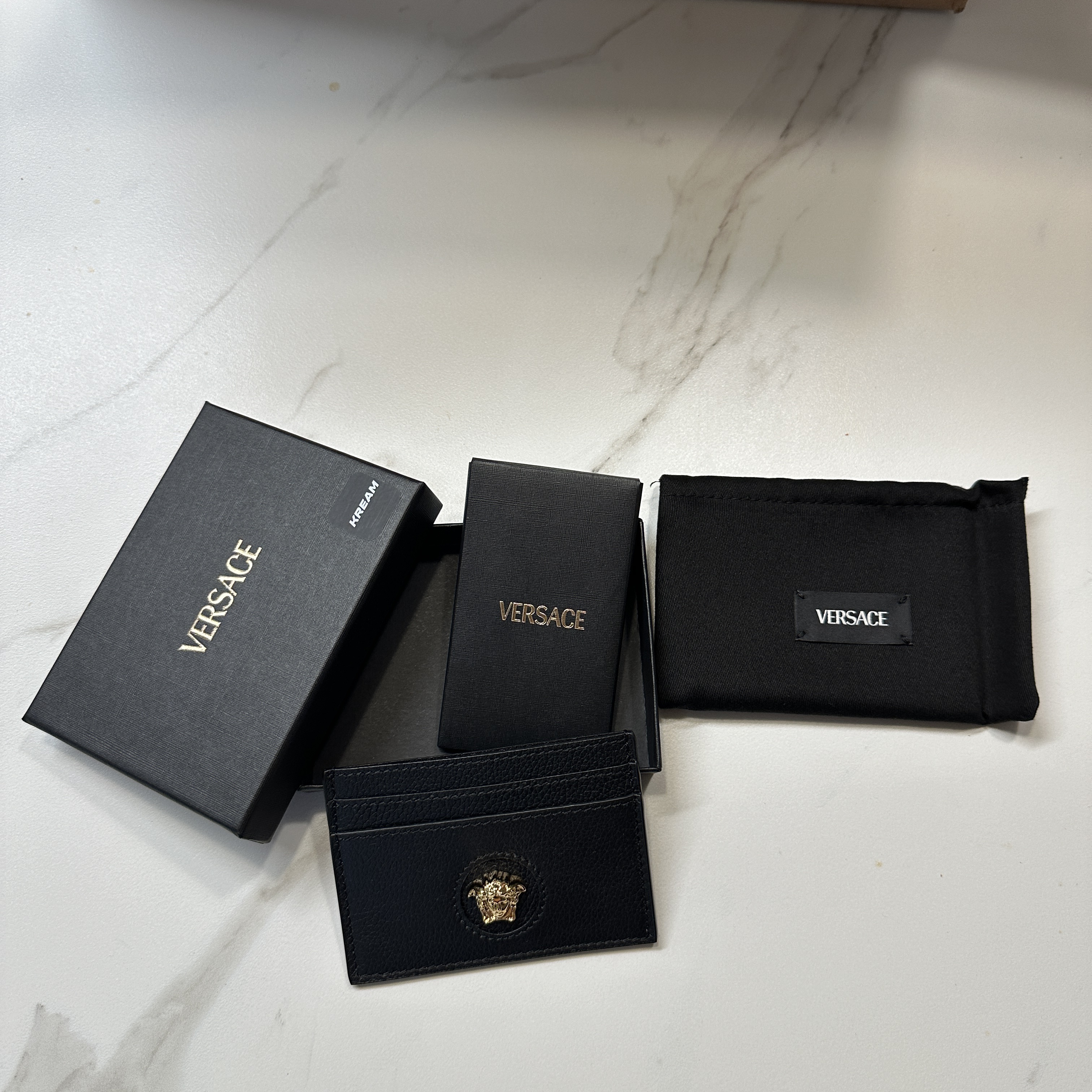 Versace La Medusa Card Case Black 착용 스타일