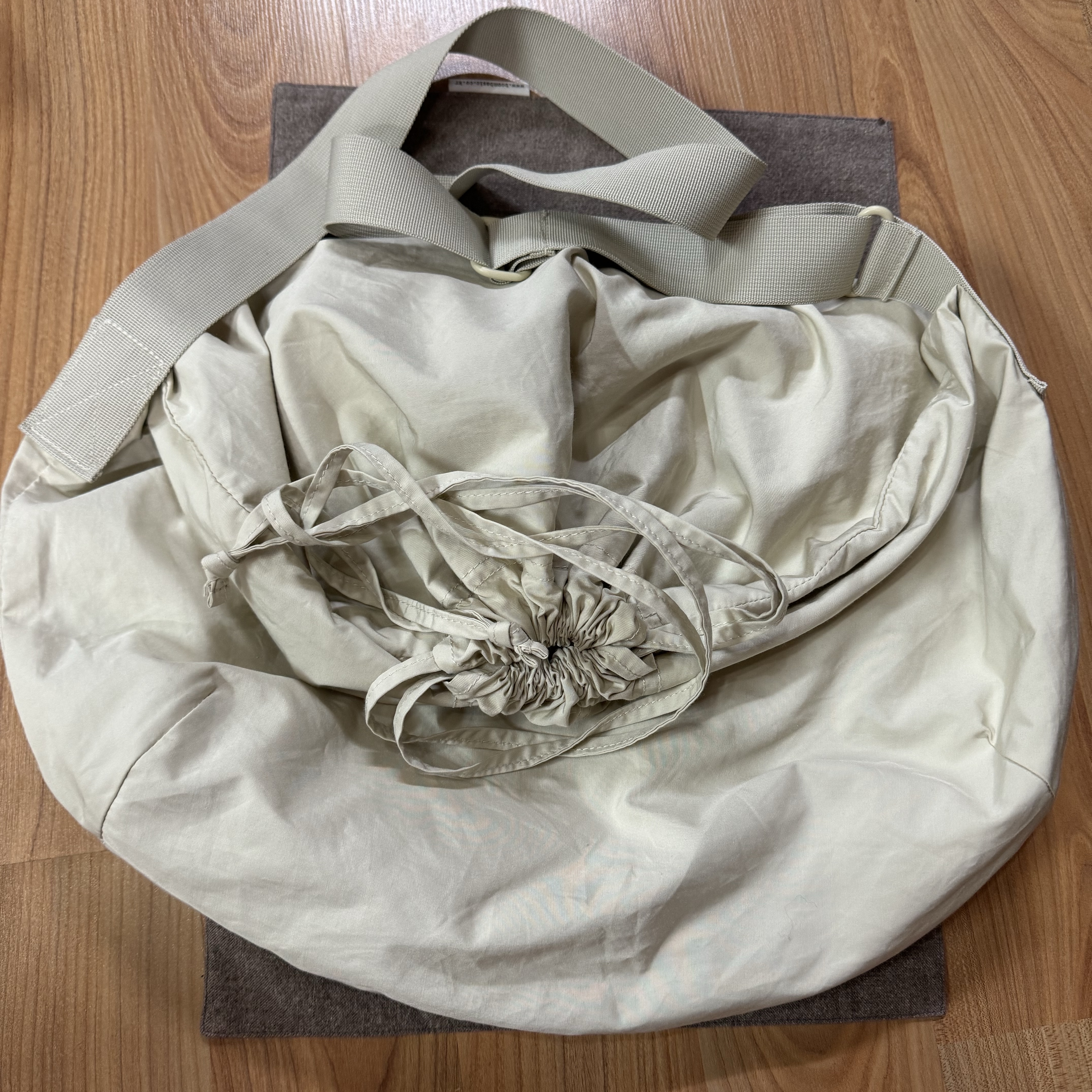 Uniqlo U Drawstring Shoulder Bag Natural 착용 스타일