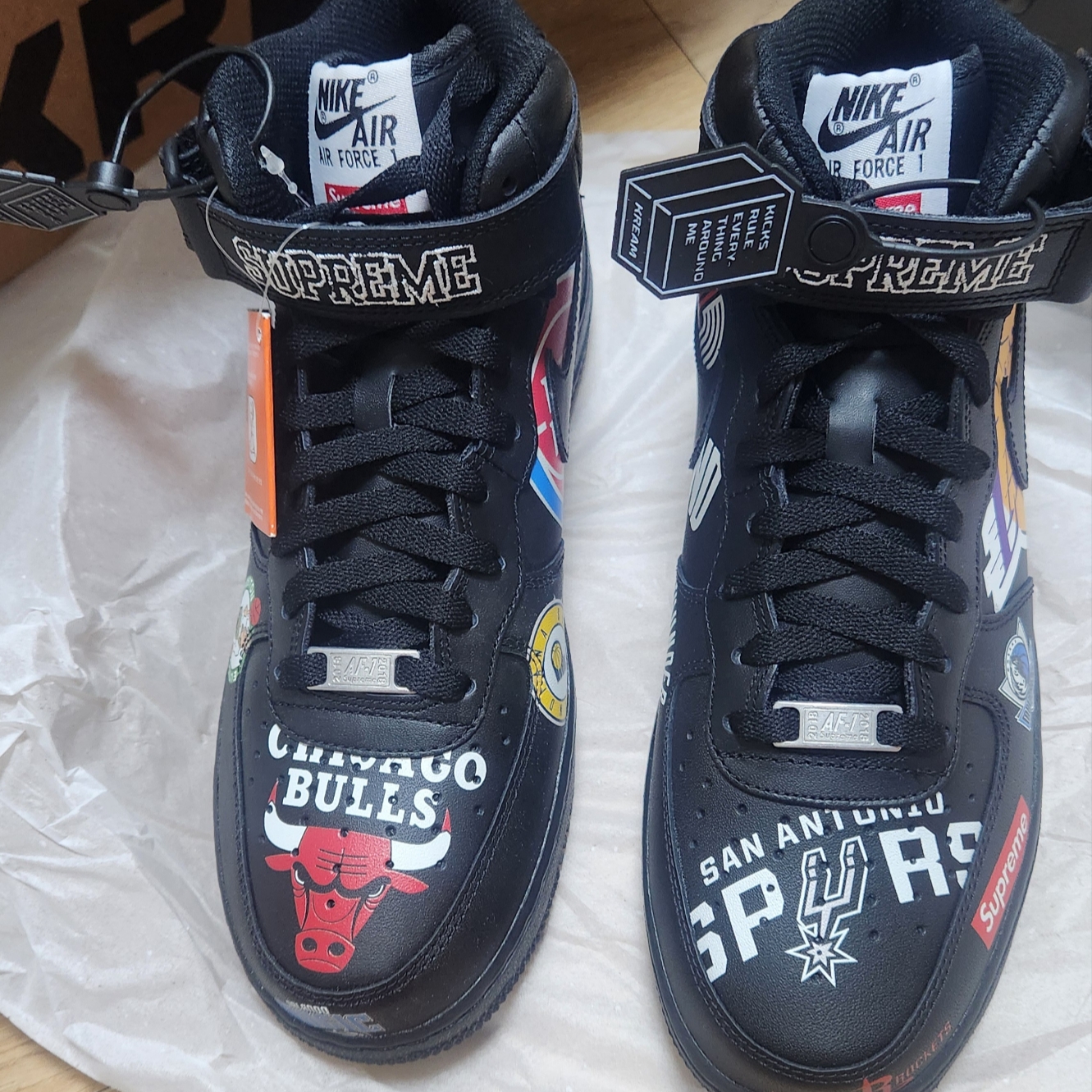 Nike x Supreme Air Force 1 Mid NBA Black 착용 스타일 - 2
