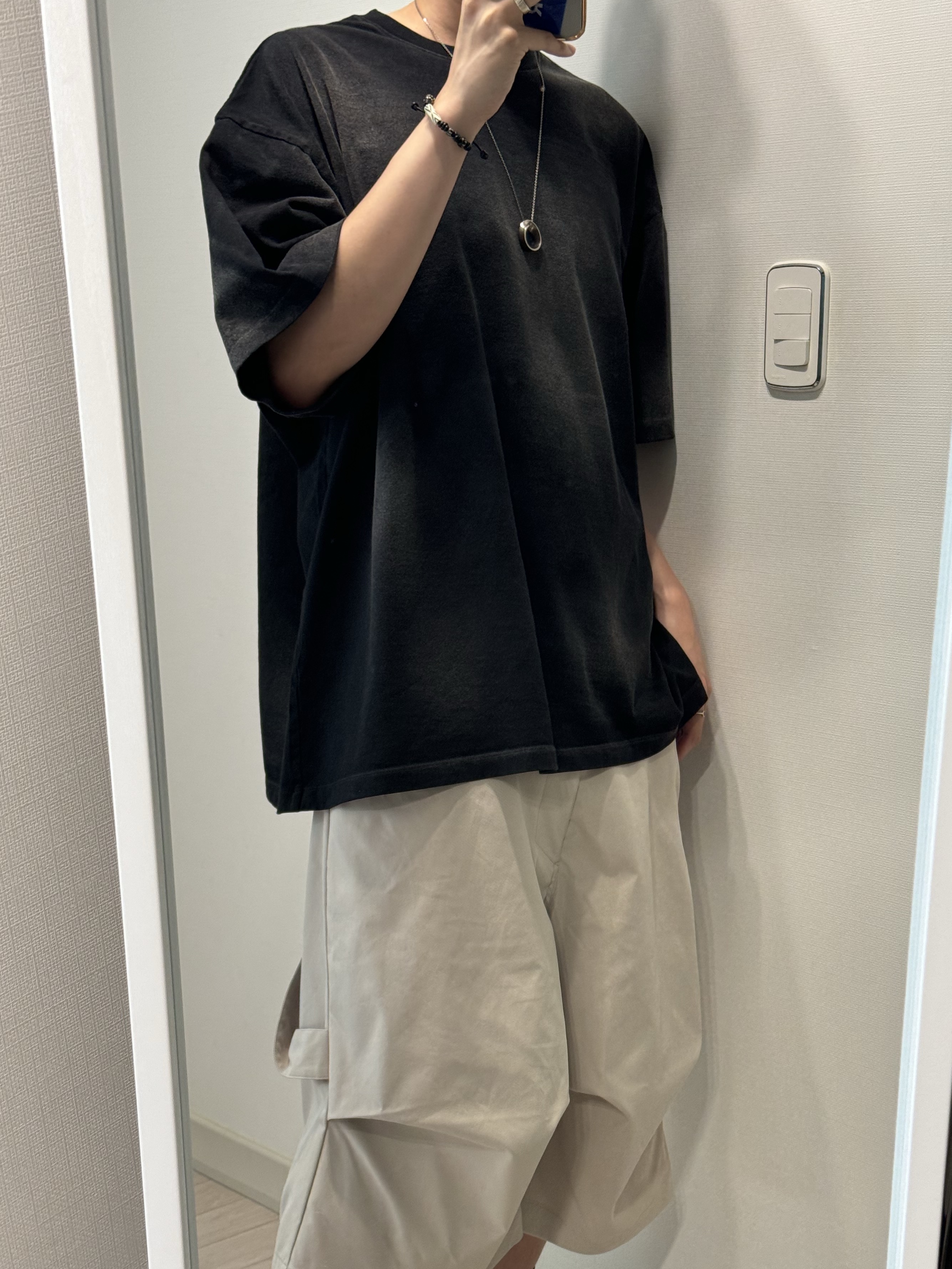 Nonnod Alpine Carpenter Shorts Beige, Nonnod Back Detail T-shirt Washed Black 착용 스타일 - 2