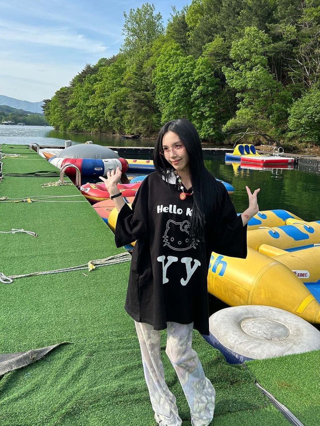 Open Yy x Hello Kitty Baby T-Shirt Pink, Open Yy x Hello Kitty Collared T-Shirt Black 착용 스타일 - 3