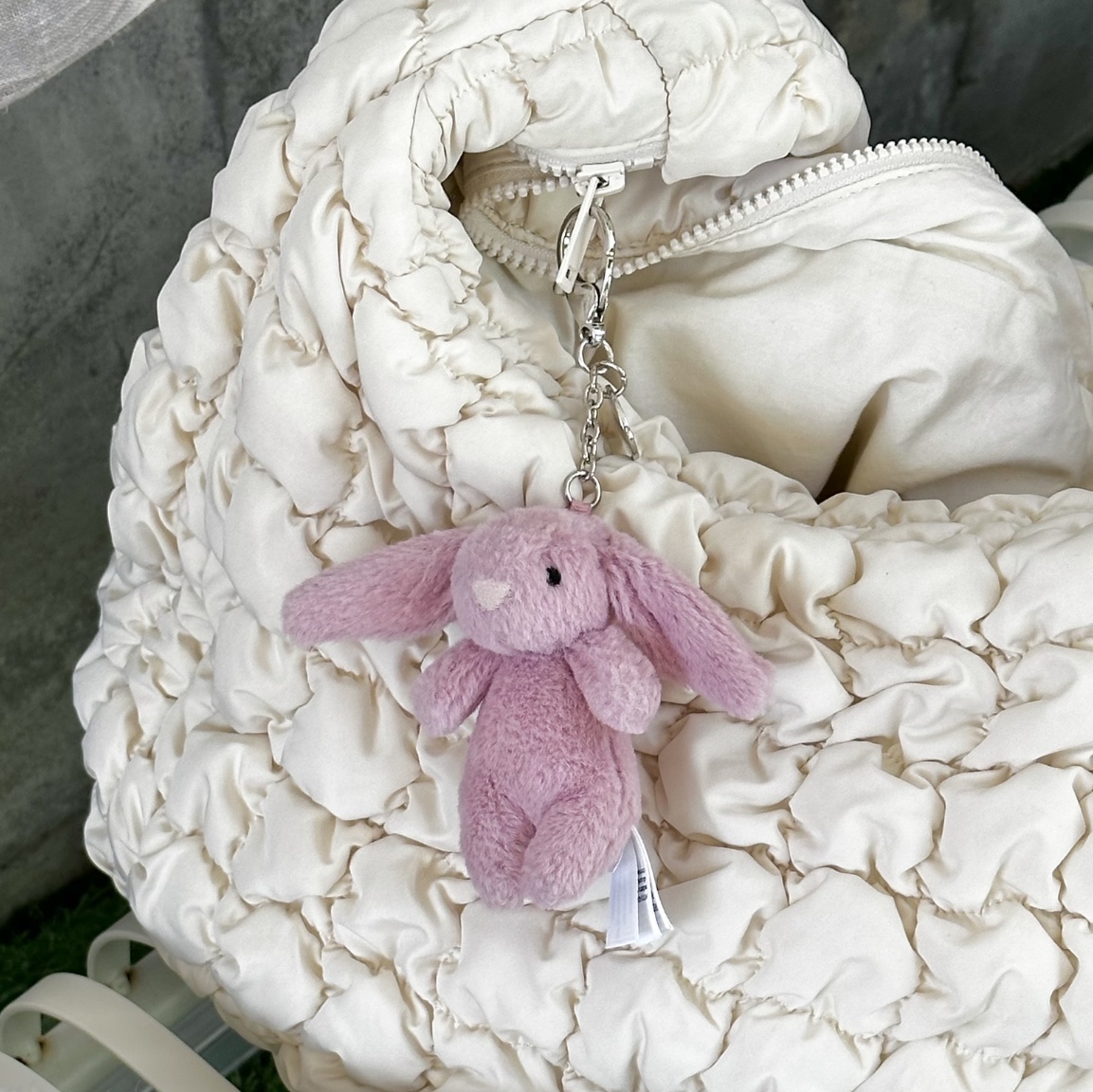 COS Quilted Oversized Shoulder Bag Off White Light Beige, Jellycat Bashful Bunny Bag Charm Tulip 착용 스타일
