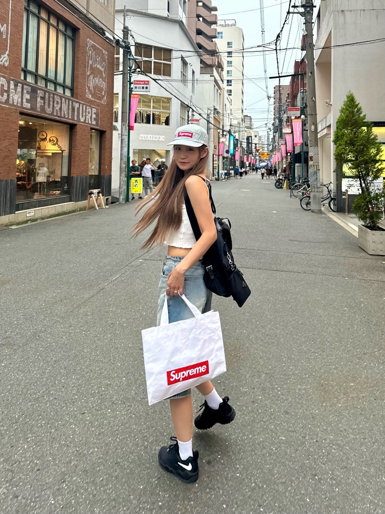 Supreme Coated Denim Camp Cap White - 24SS, Prada Re-Nylon Medium Backpack Black 착용 스타일 - 1