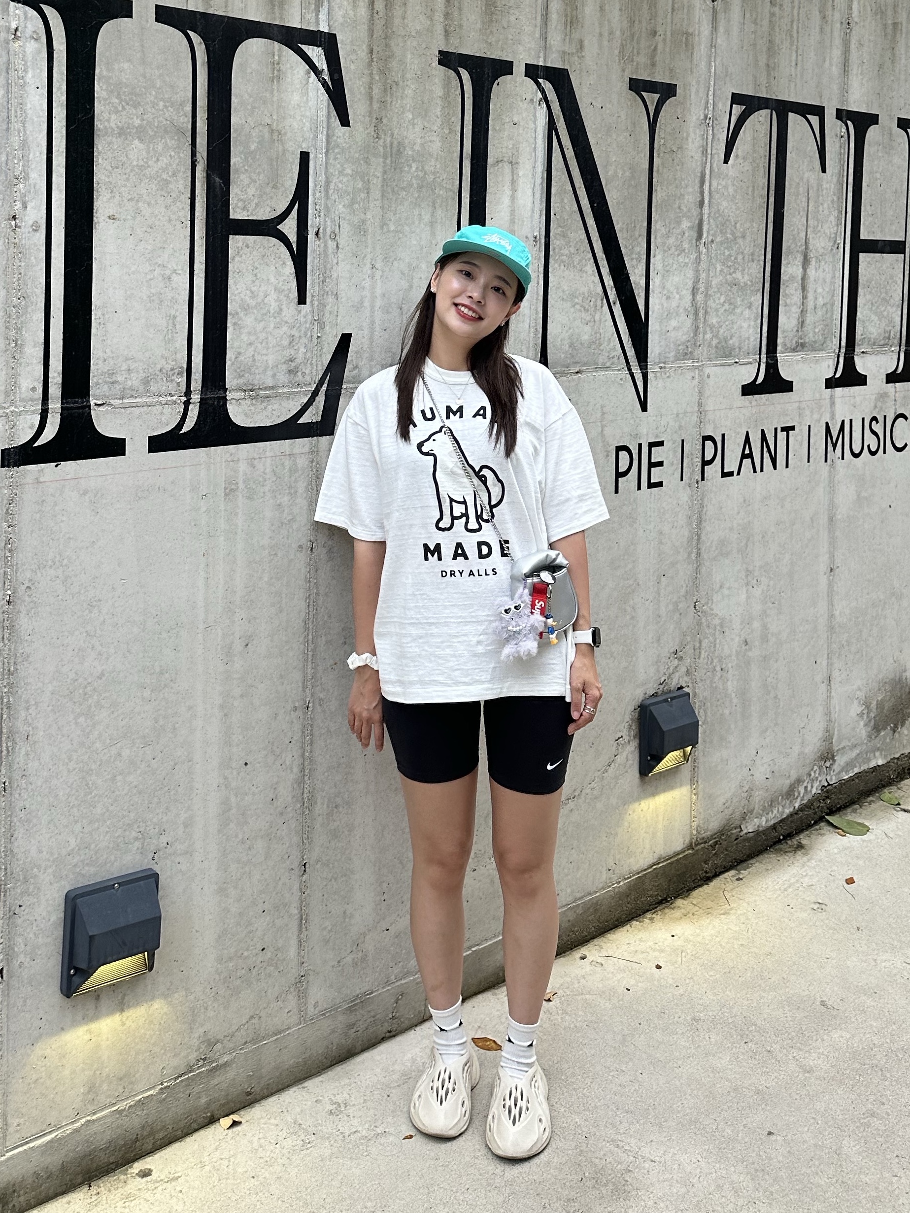 Human Made Worksout 20th Anniversary Jindo Dog Graphic T-Shirt White, Adidas Yeezy Foam RNNR Sand 착용 스타일 - 1
