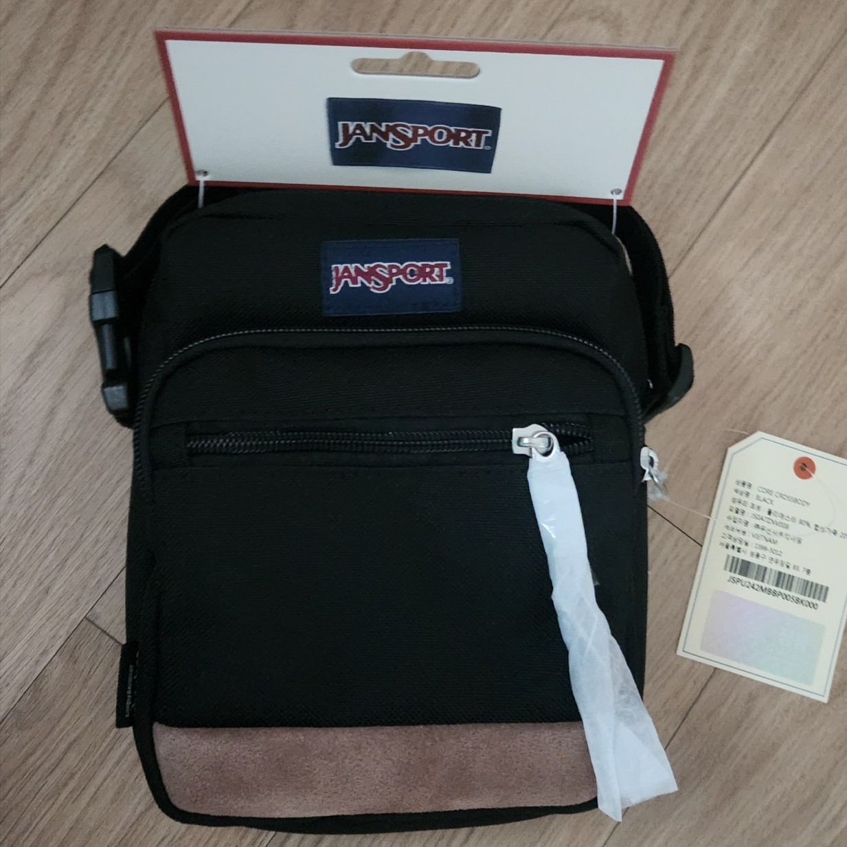 Jansport Core Crossbody Bag Black 착용 스타일