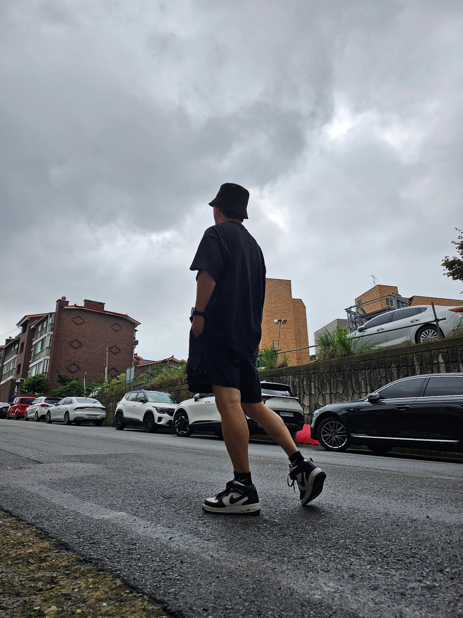 Nike x Stussy Air Force 1 '07 Mid SP Black and Light Bone, Nike ACG Cargo Shorts Black - Asia 착용 스타일 - 2