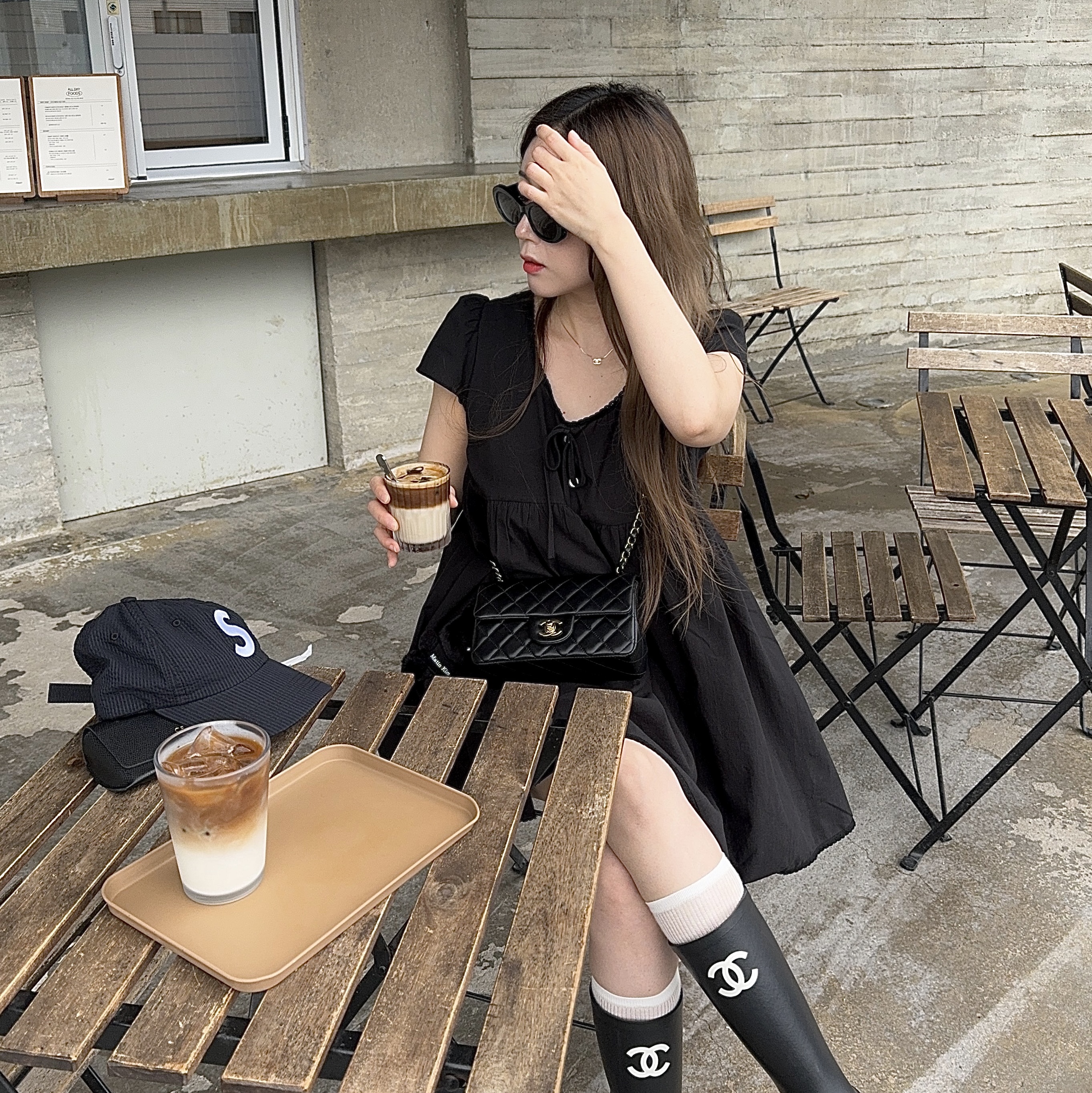 Supreme Seersucker S Logo 6-Panel Black - 24SS, Chanel Mini Flap Bag Lambskin & Gold Black 착용 스타일 - 3