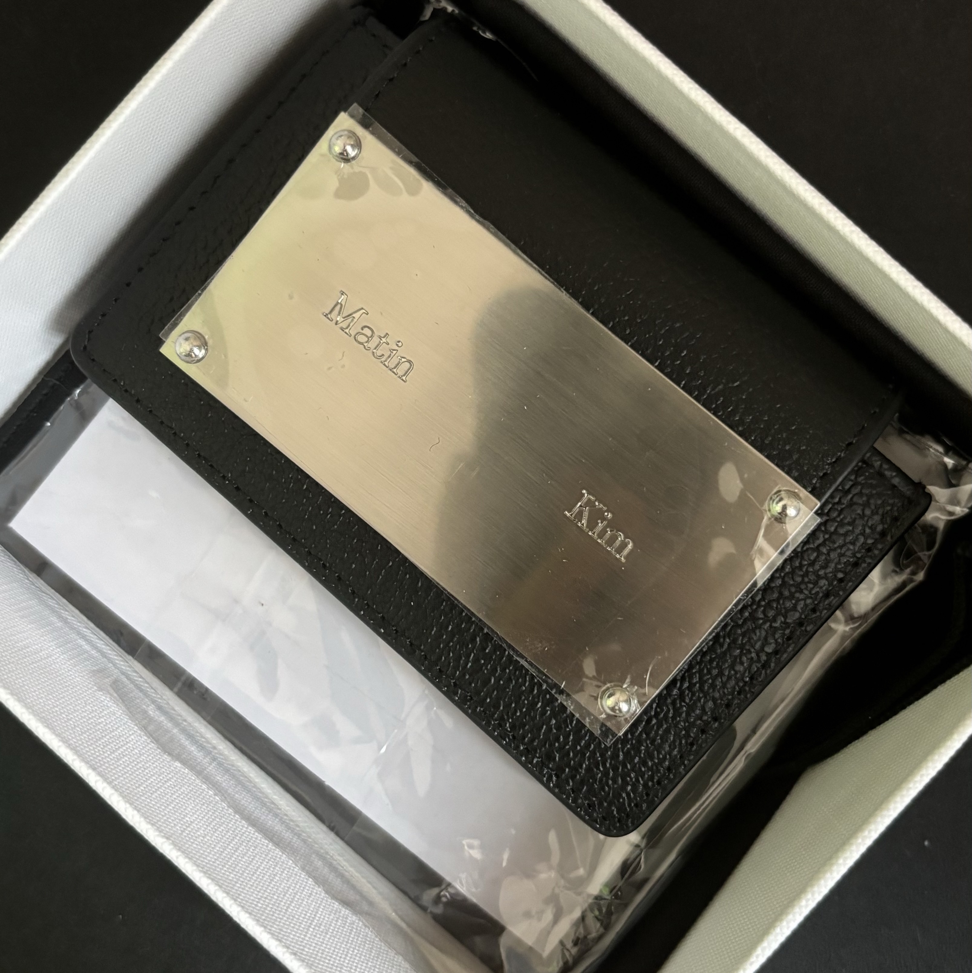 Matin Kim Accordion Wallet Black 착용 스타일