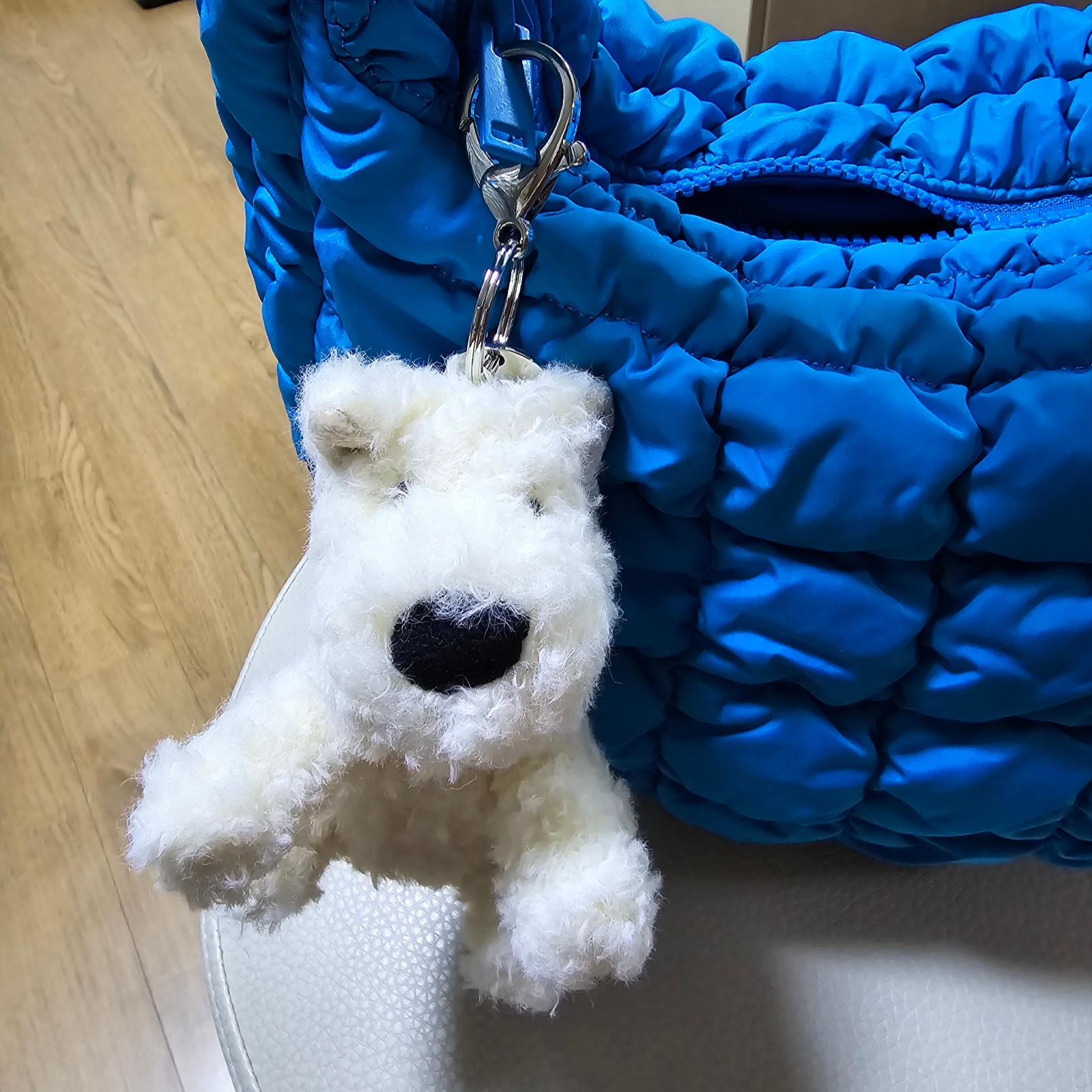 Jellycat Munro Scottie Dog Bag Charm Cream, COS Quilted Mini Bag Bright Turquoise 착용 스타일 - 2
