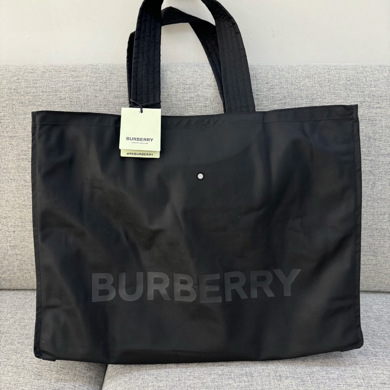 Burberry Logo Print Nylon Trench Tote Bag Black 착용 스타일