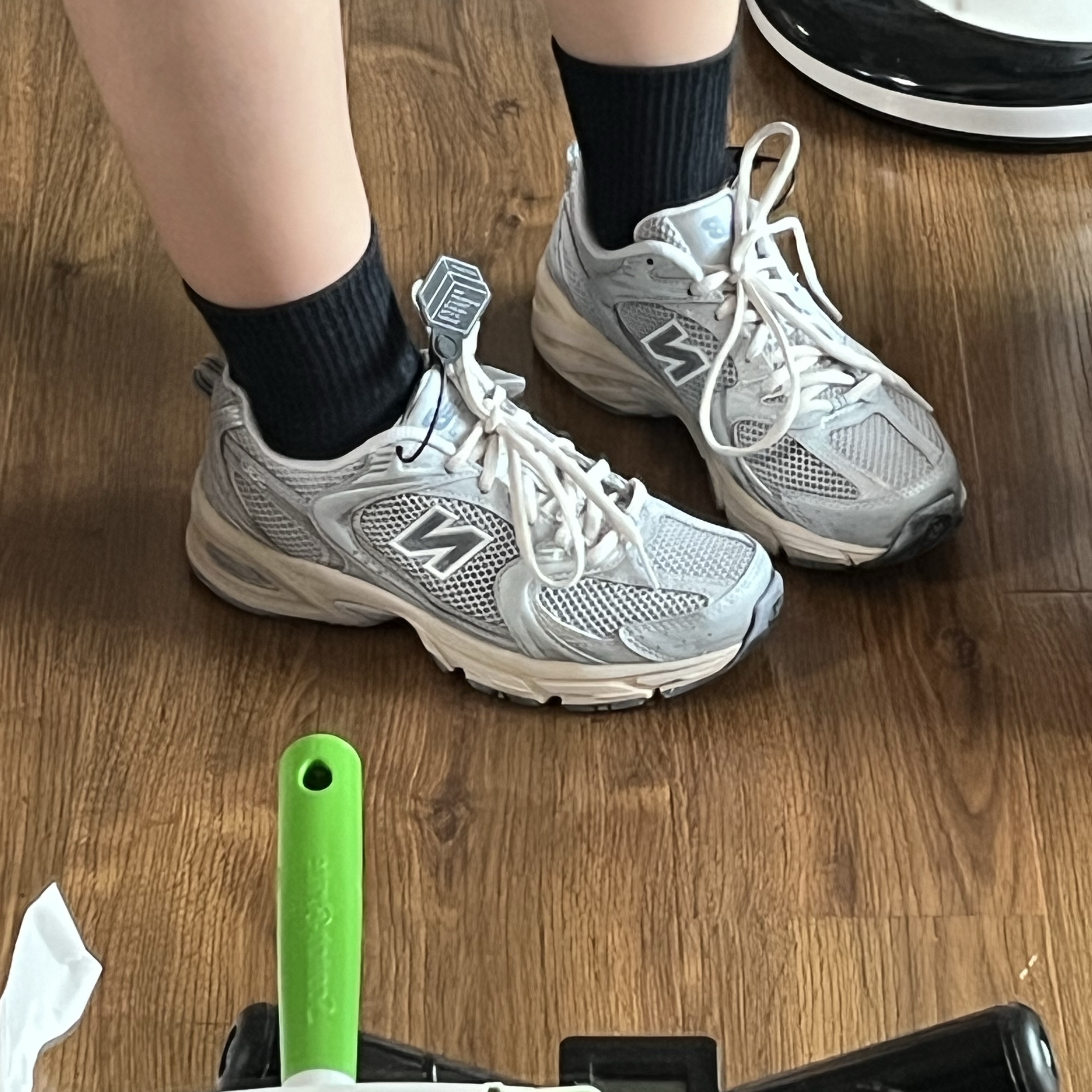 New Balance 530 Vintage Metallic Silver 착용 스타일 - 3