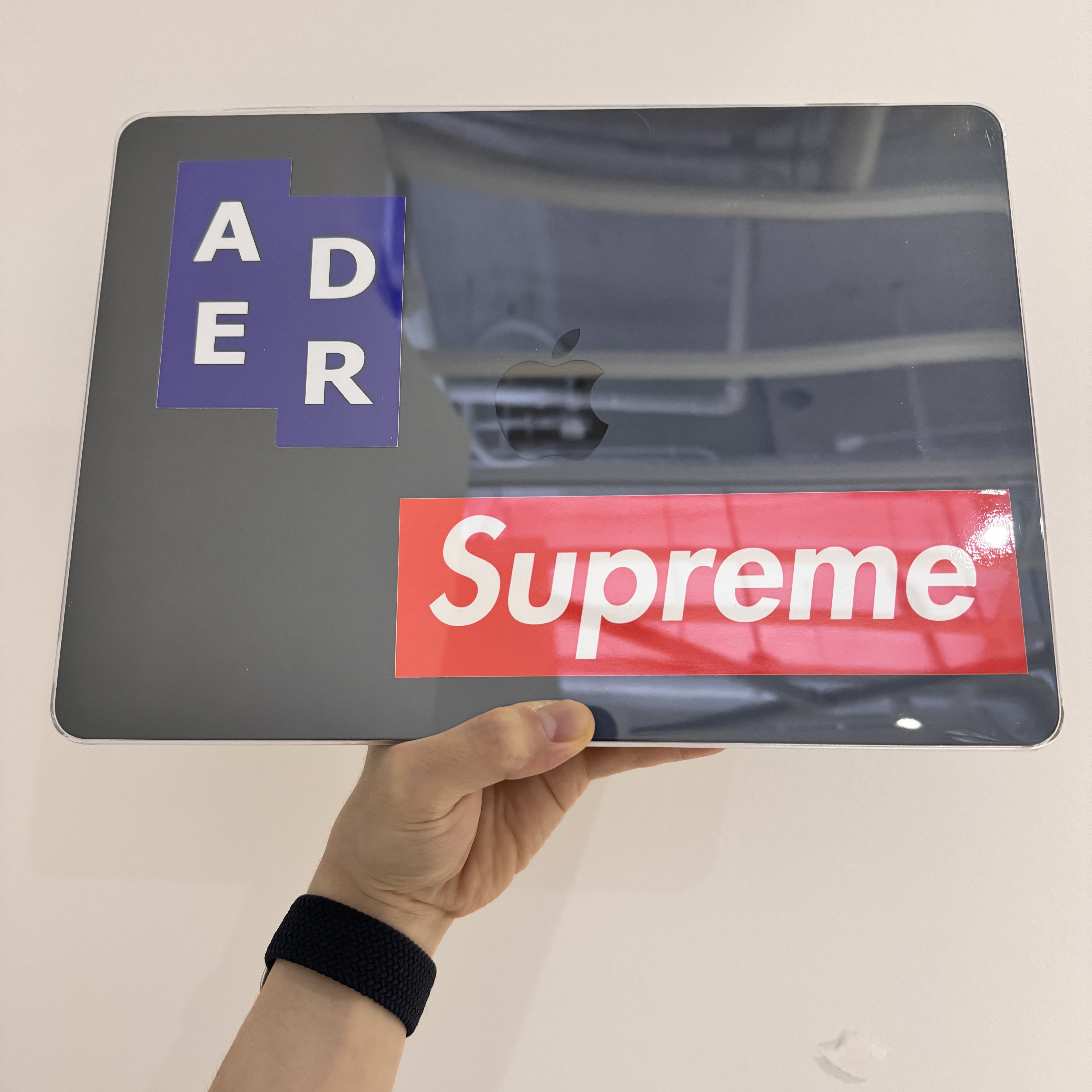 Apple 2022 MacBook Air 13 M2 512GB SSD / 8GB RAM Midnight (Korean Ver.) 착용 스타일 - 2