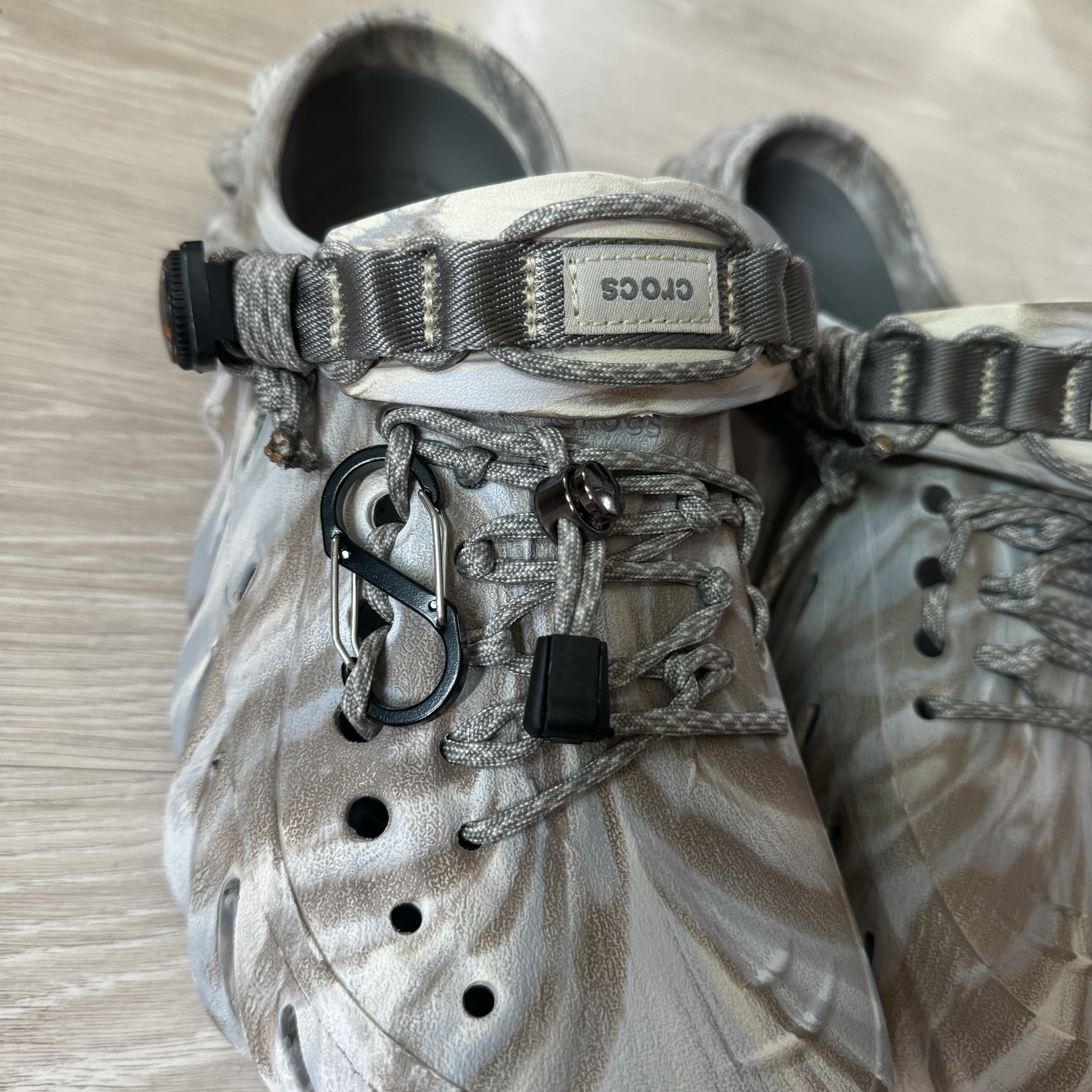Crocs Echo Marbled Clog Bone Multi 착용 스타일