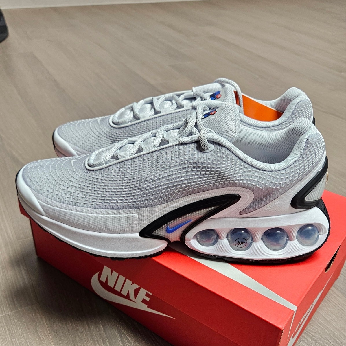 Nike Air Max Dn Pure Platinum Hyper Royal 착용 스타일 - 1