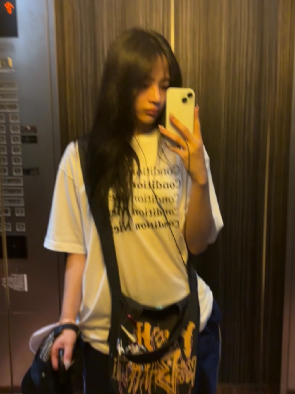 Feel Like Feel Condition Nienzo T-Shirt White, Feel Like Feel Condition Nienzo T-Shirt Black 착용 스타일 - 1