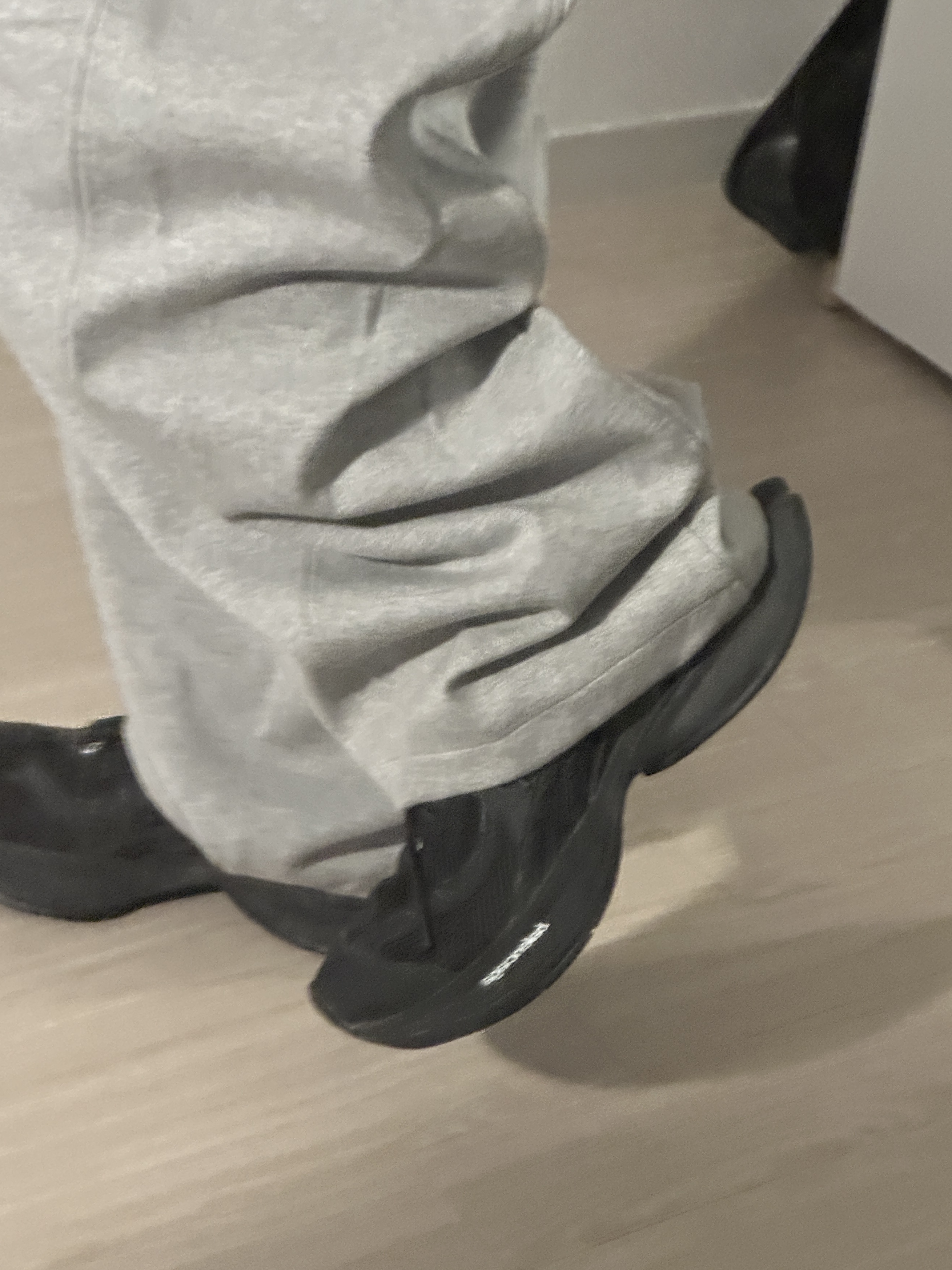 Balenciaga Circuit Sneaker Black 착용 스타일 - 2