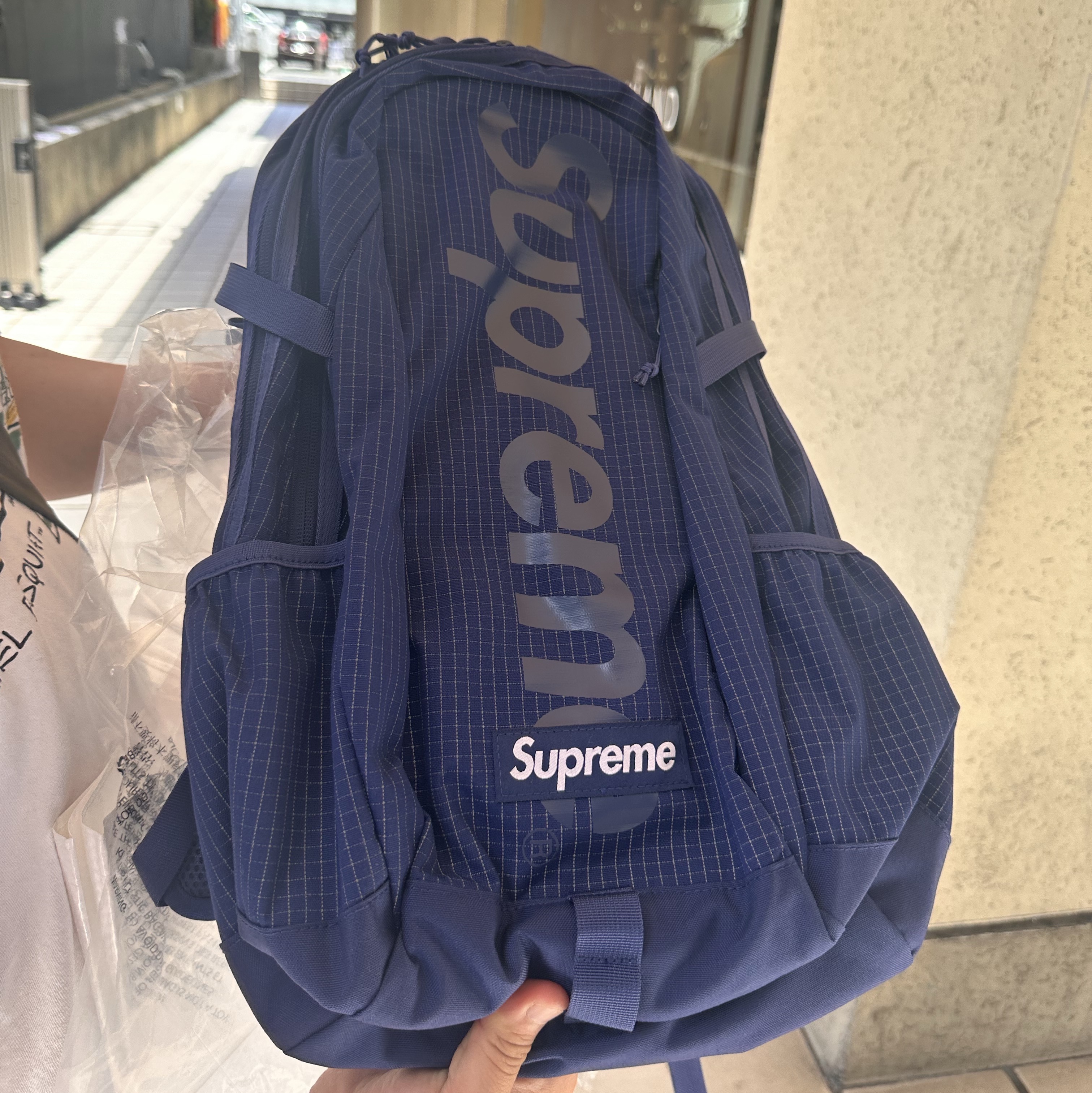 Supreme Backpack Navy - 24SS, New Balance 860v2 Optic White 착용 스타일 - 2