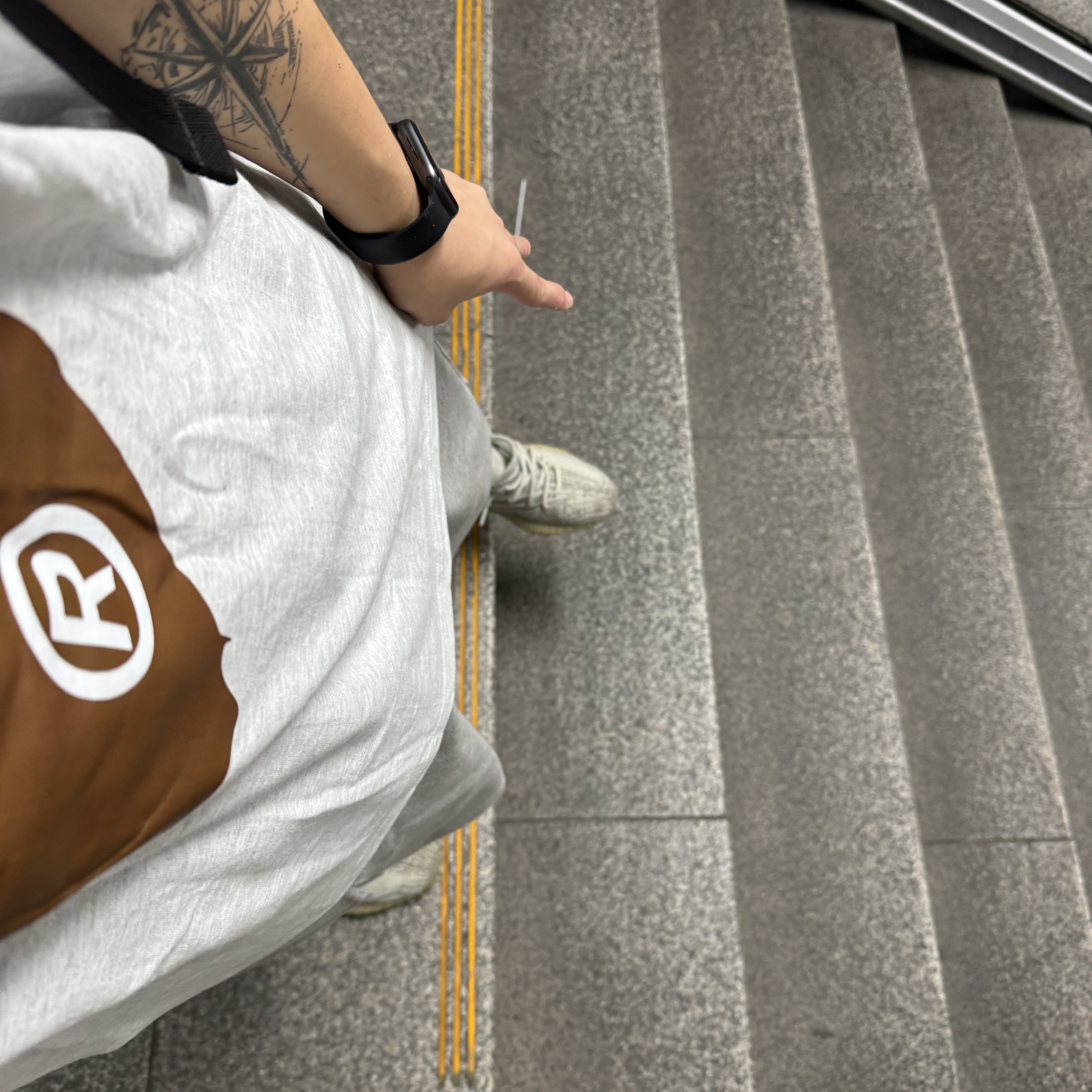 Adidas Yeezy Boost 350 V2 Blue Tint 2017, BAPE Big Ape Head T-Shirt White 착용 스타일