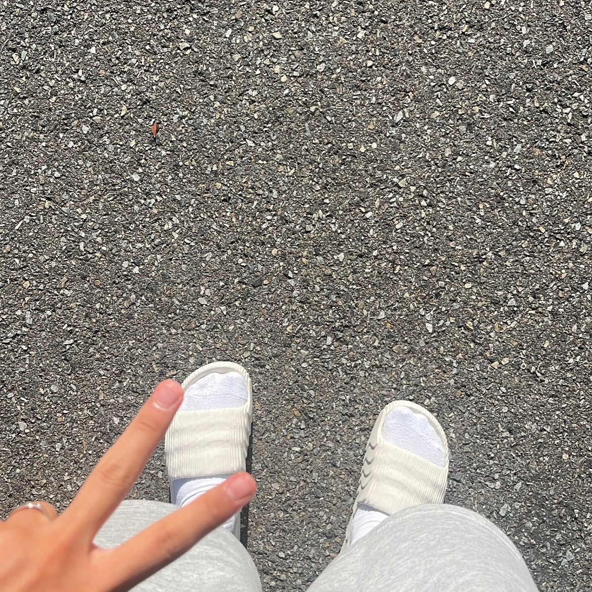 Adidas Adilette 22 Aluminium 착용 스타일 - 1