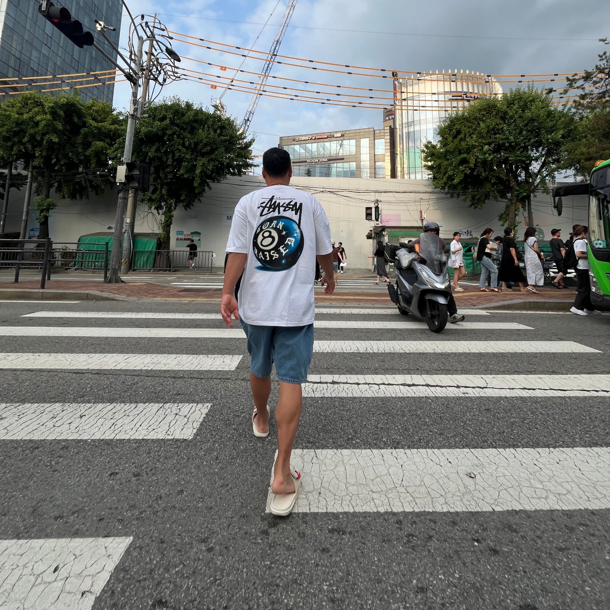 Stussy x Born X Raised 8 Ball T-Shirt White, (W) Nike Offcourt Adjust Slide Sanddrift Picante Red 착용 스타일 - 2