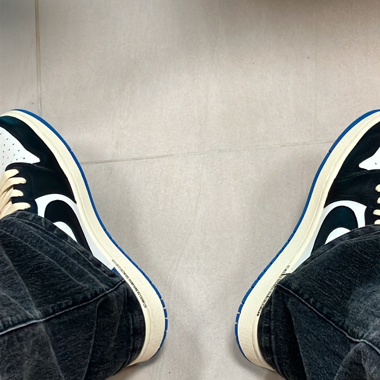 Jordan 1 x Travis Scott x Fragment Retro Low OG SP Military Blue, Stussy Fuzzy Dice T-Shirt White 착용 스타일 - 1