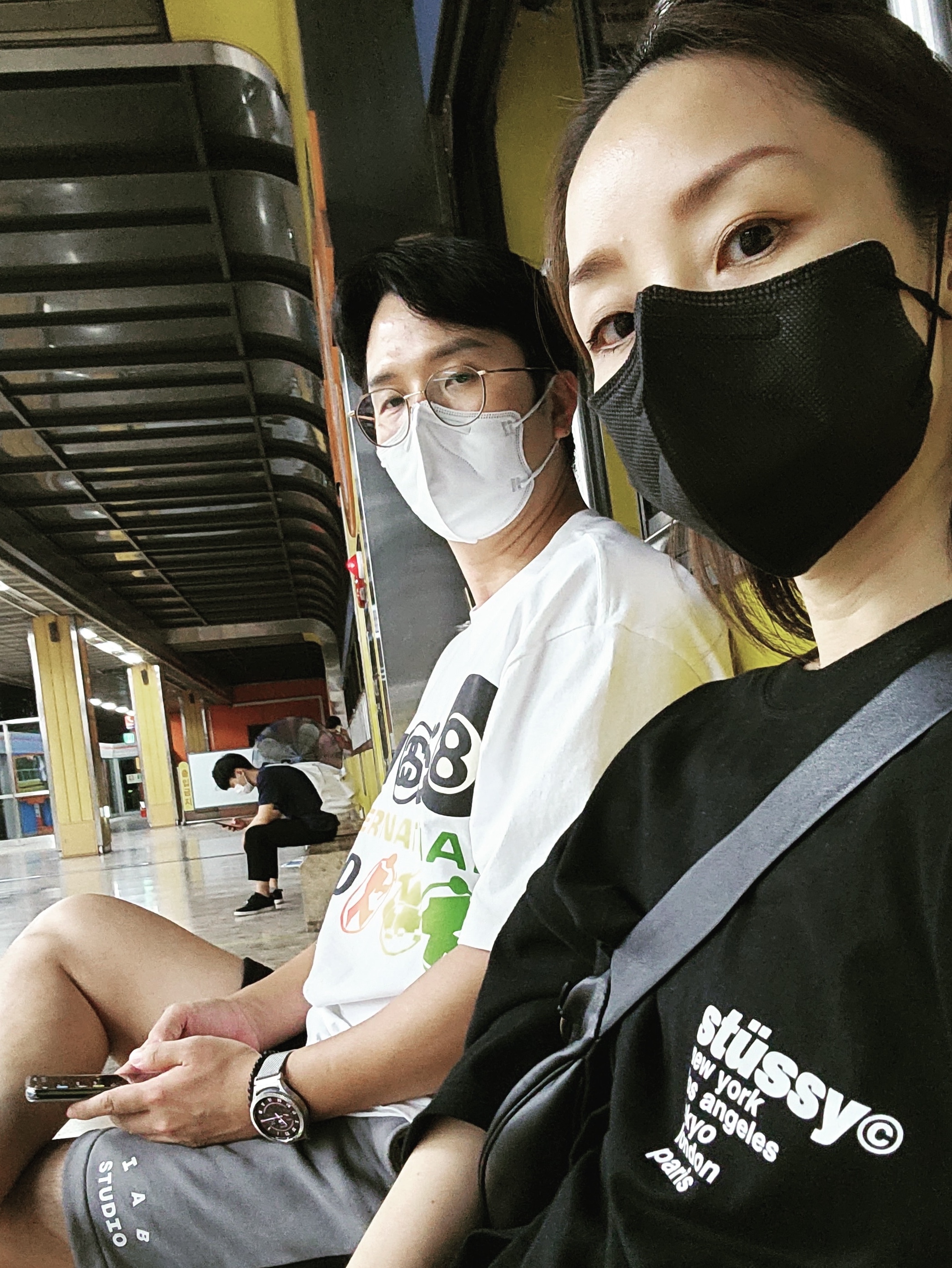 Stussy Strawberry T-Shirt Black, Stussy x Cactus Plant Flea Market International T-Shirt White 착용 스타일