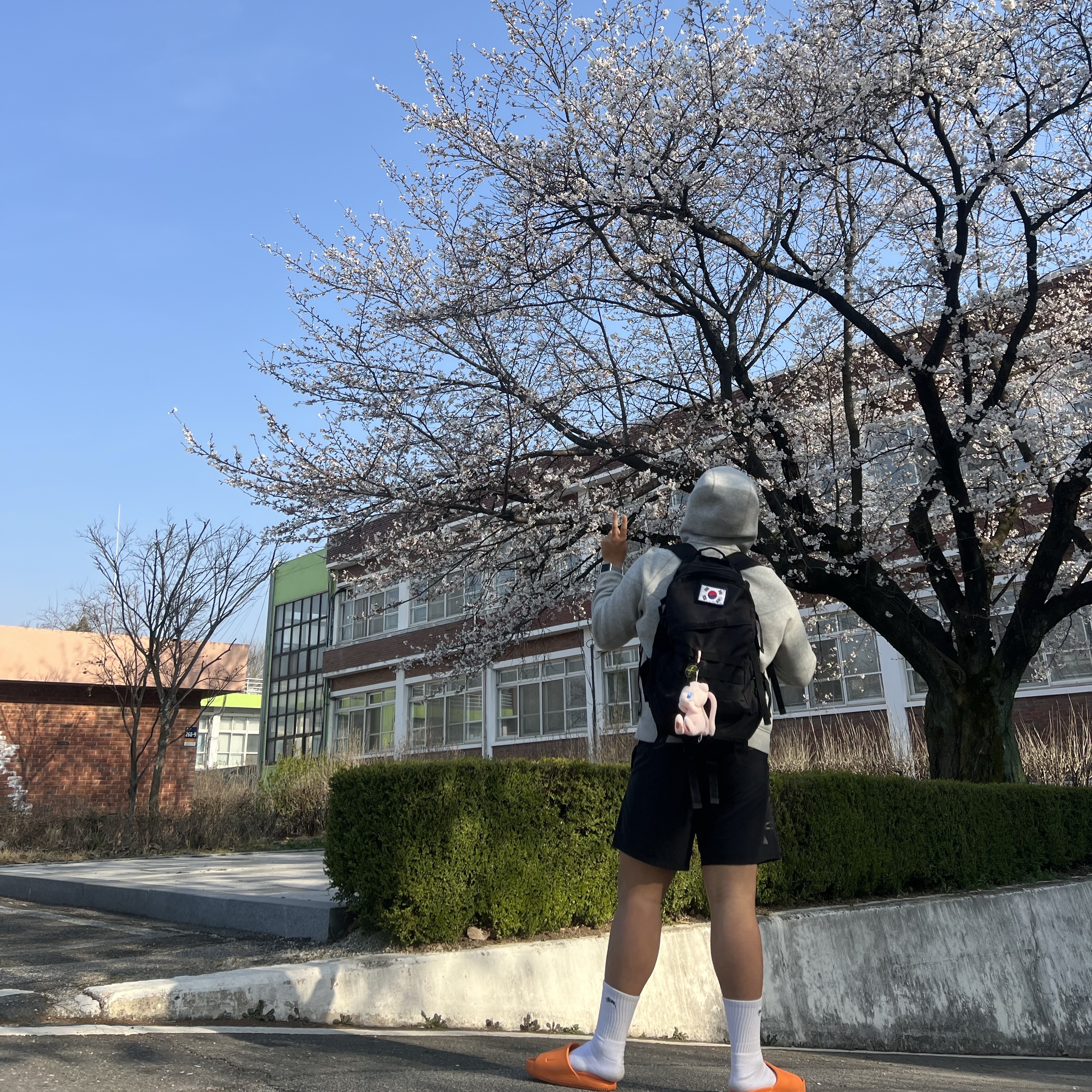 Nike Calm Slide Bright Mandarin, Stussy Small Stock Crew Socks White (3 Pack) 착용 스타일