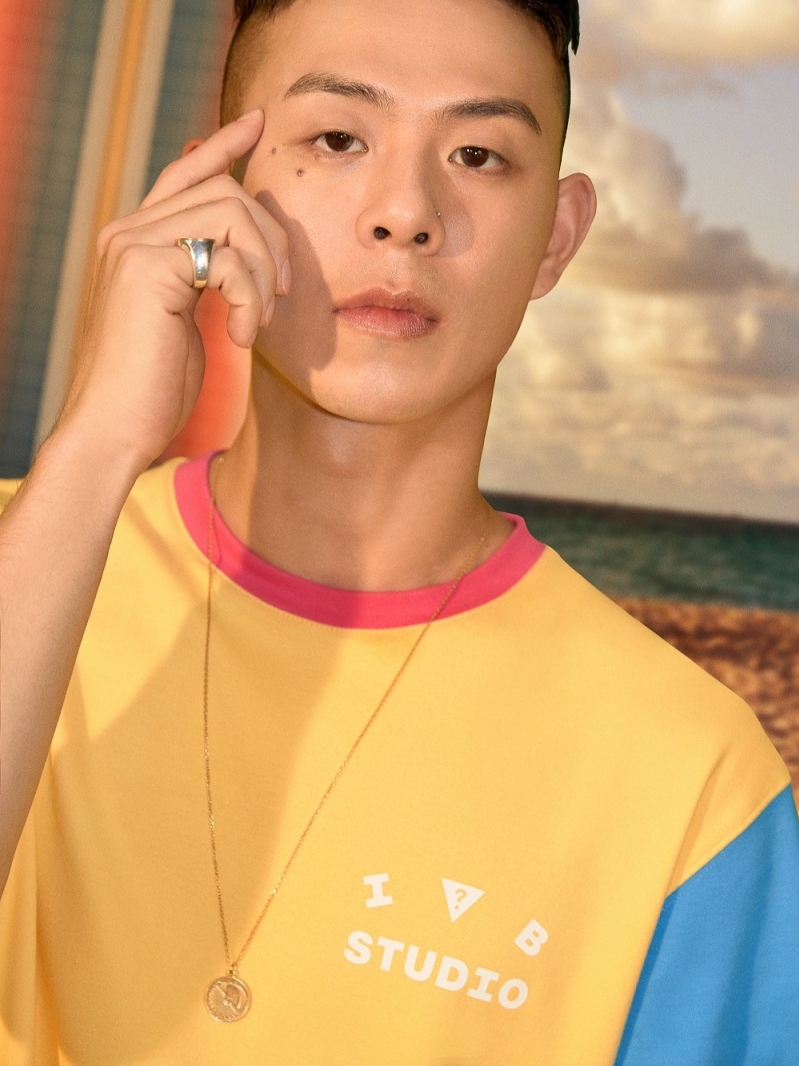 IAB Studio x Guess Color Block T-Shirt Yellow 착용 스타일