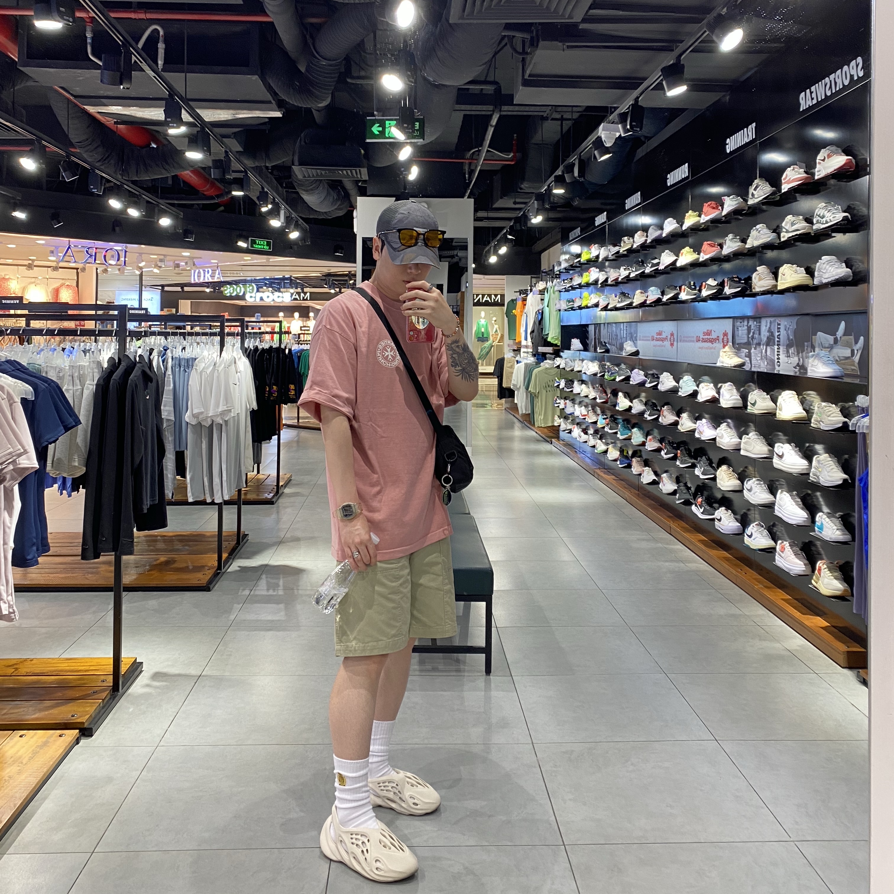 Adidas Yeezy Foam RNNR Sand, Punch Drunk Parties Circle Logo Garment Dyed Tee Indi Pink 착용 스타일 - 1