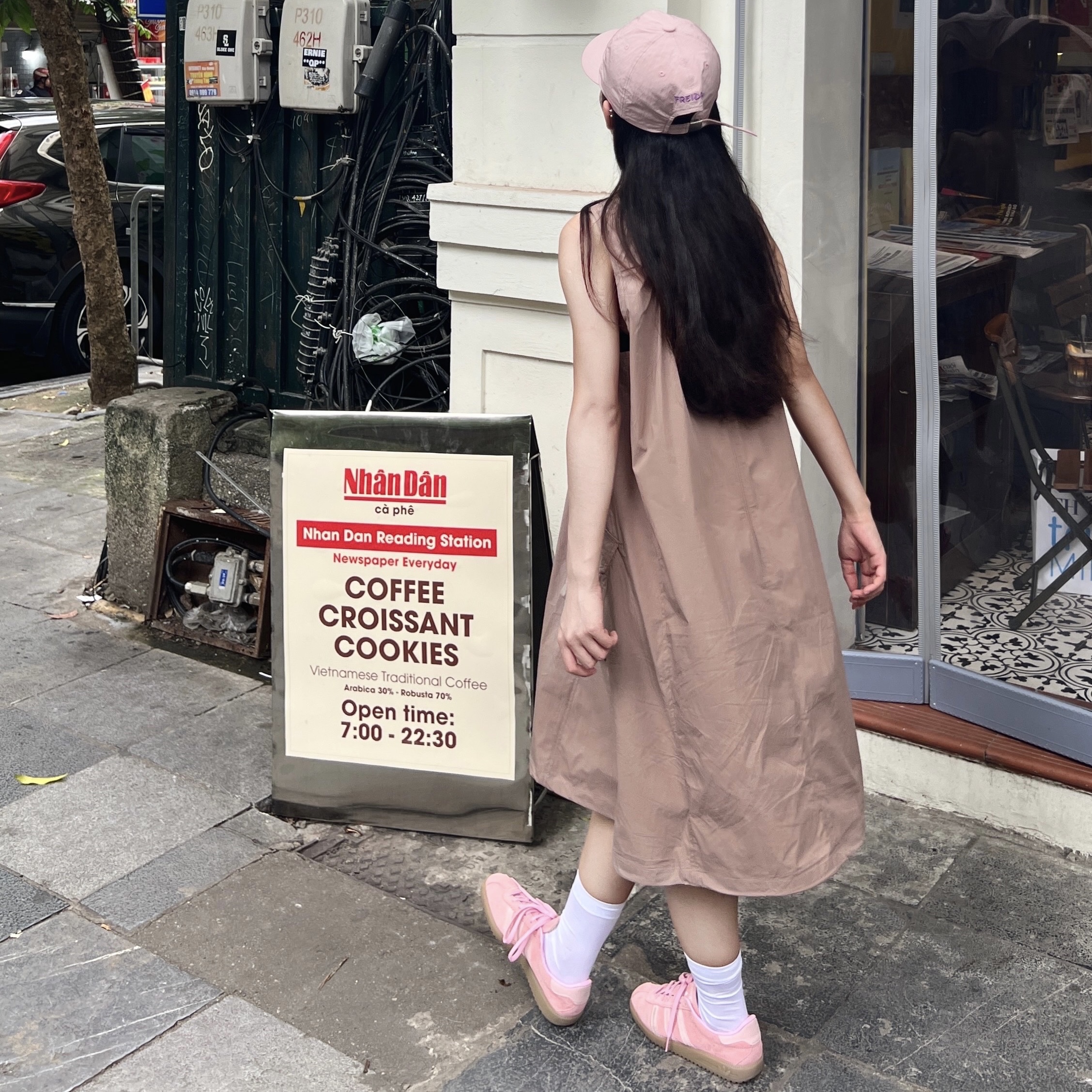Adidas Bermuda Glow Pink 착용 스타일 - 1