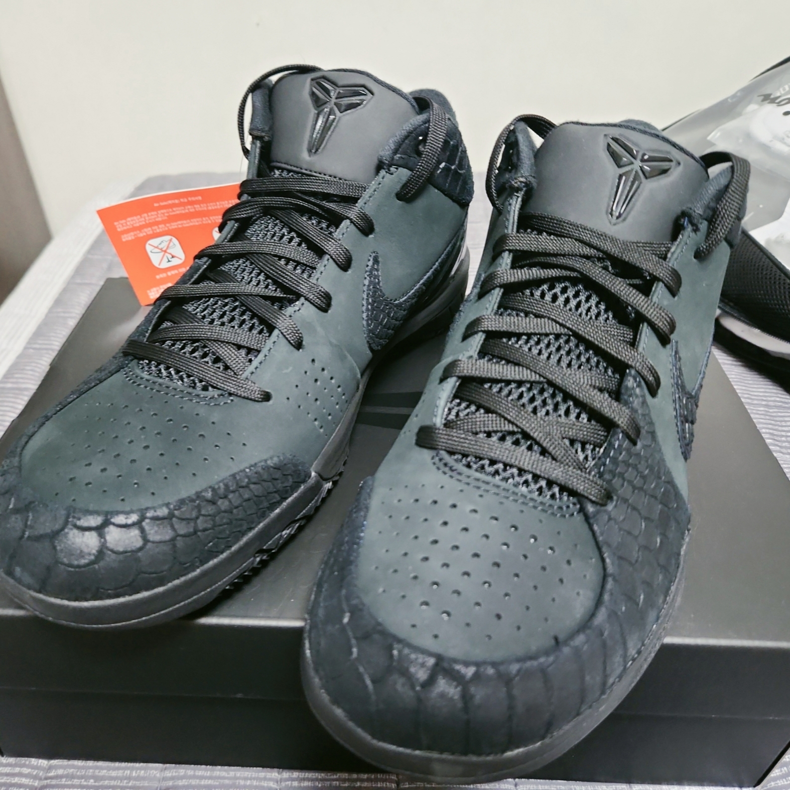 Nike Kobe 4 Protro Black University Gold 착용 스타일 - 1