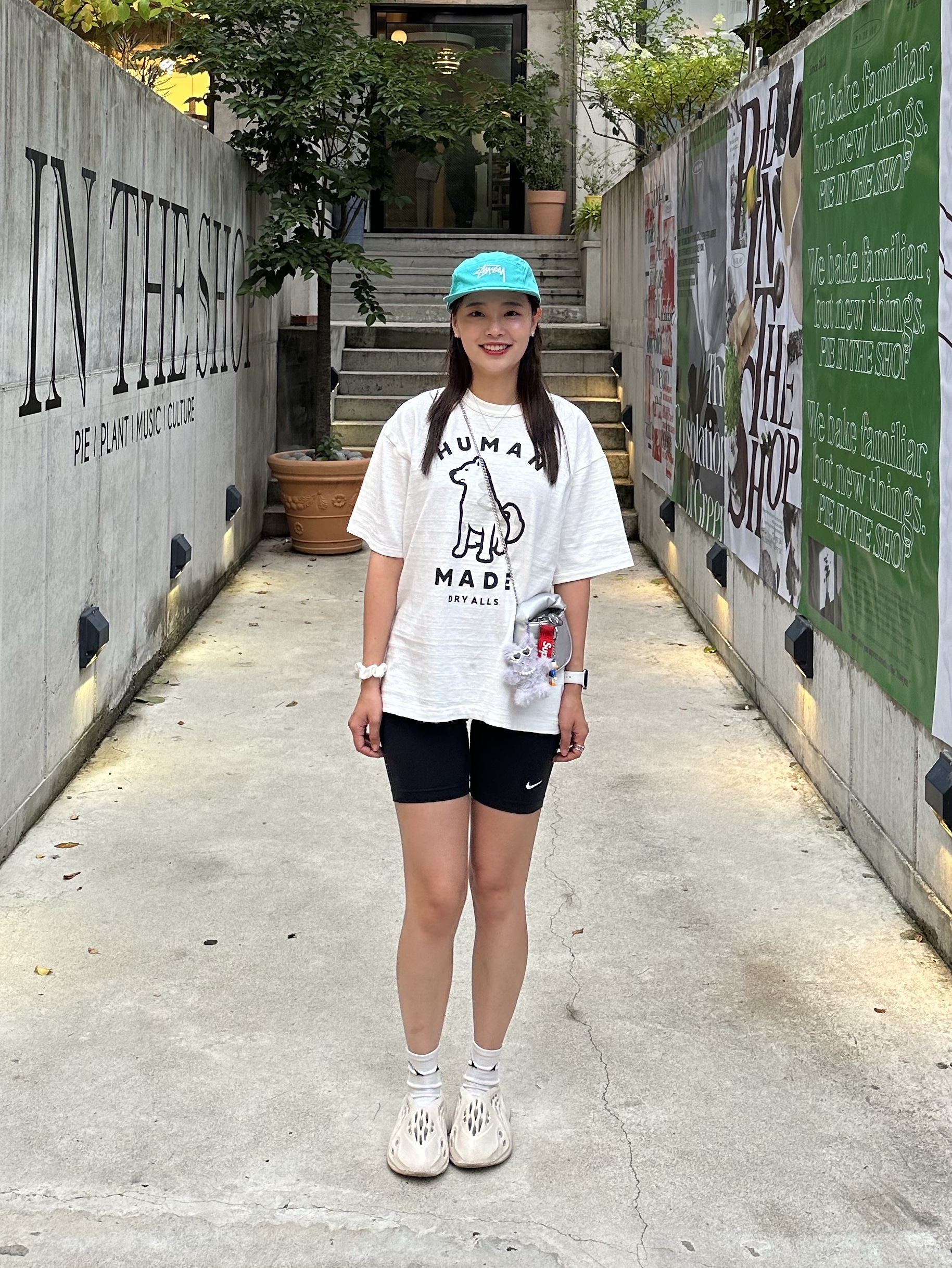 Human Made Worksout 20th Anniversary Jindo Dog Graphic T-Shirt White, Adidas Yeezy Foam RNNR Sand 착용 스타일 - 4