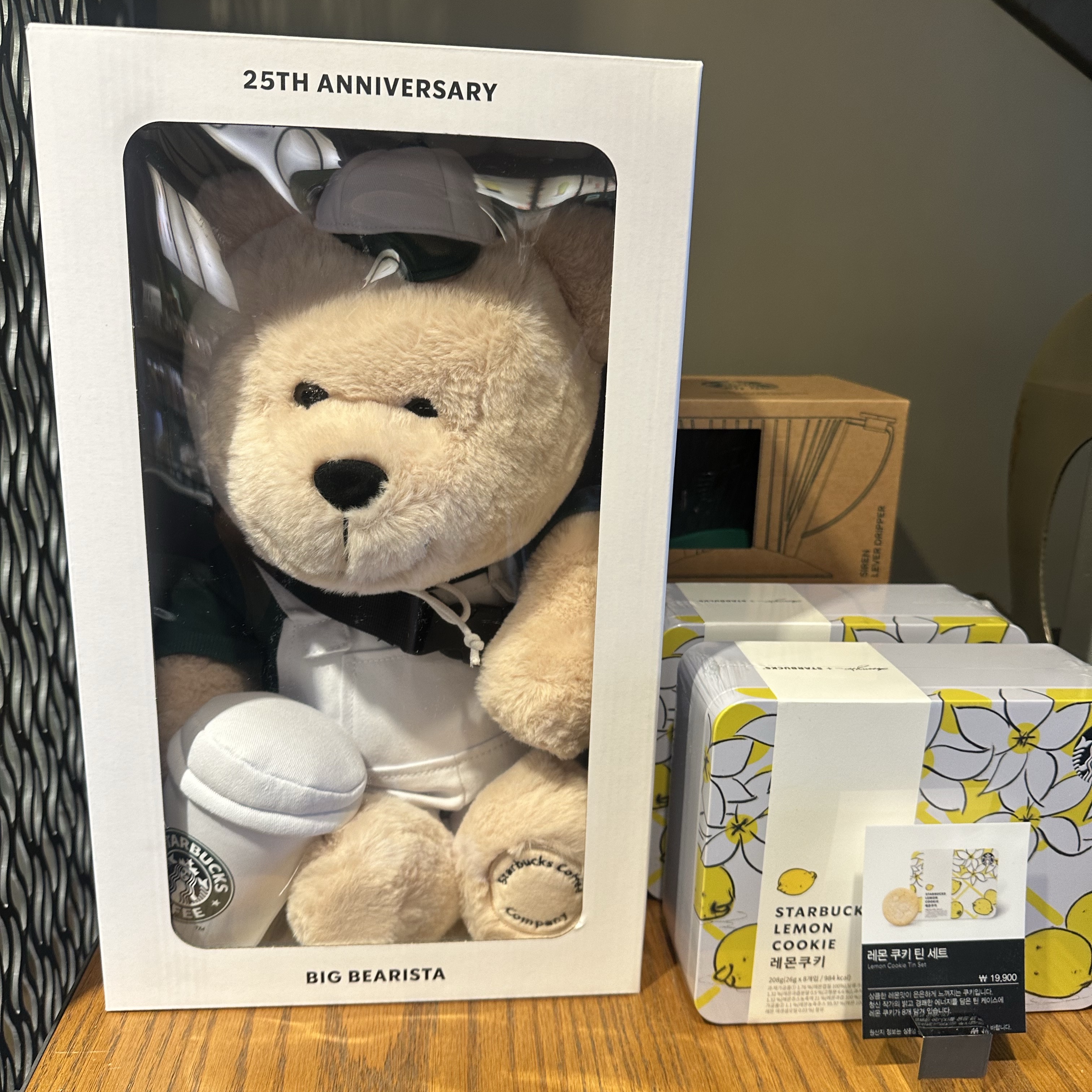 Starbucks 25th Anniversary Big Bearista 착용 스타일 - 1