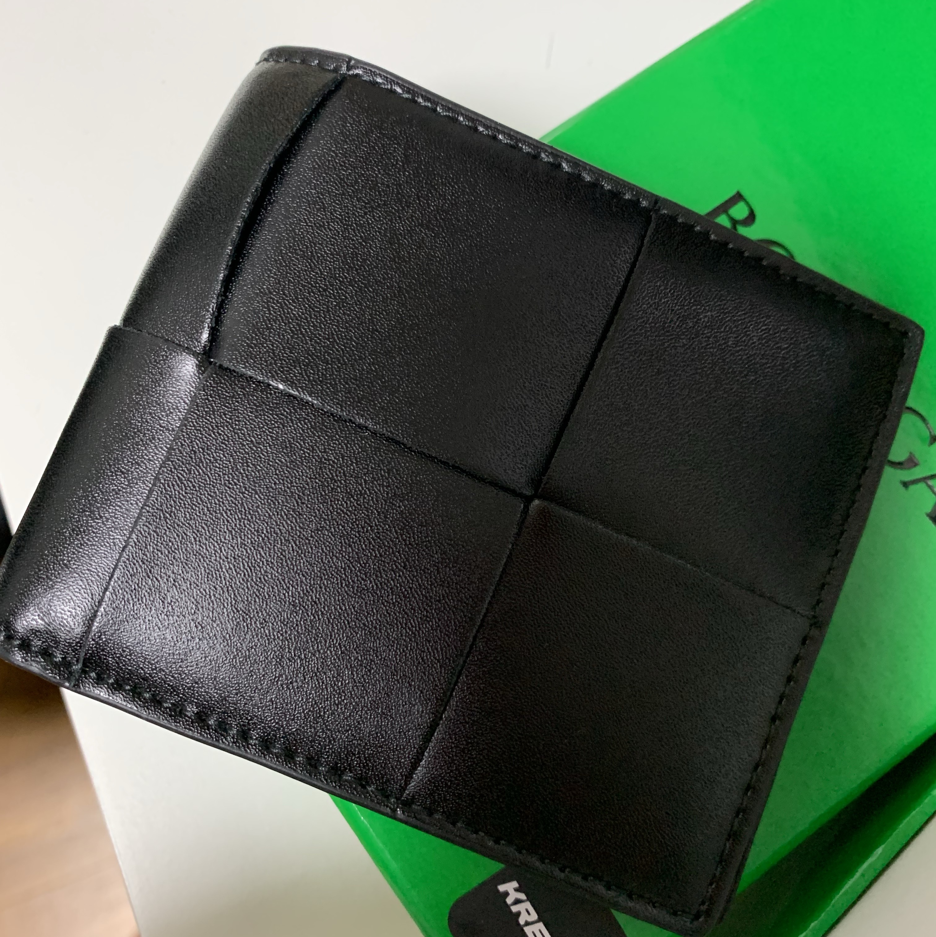 Bottega Veneta Bi-Fold Wallet Black 착용 스타일