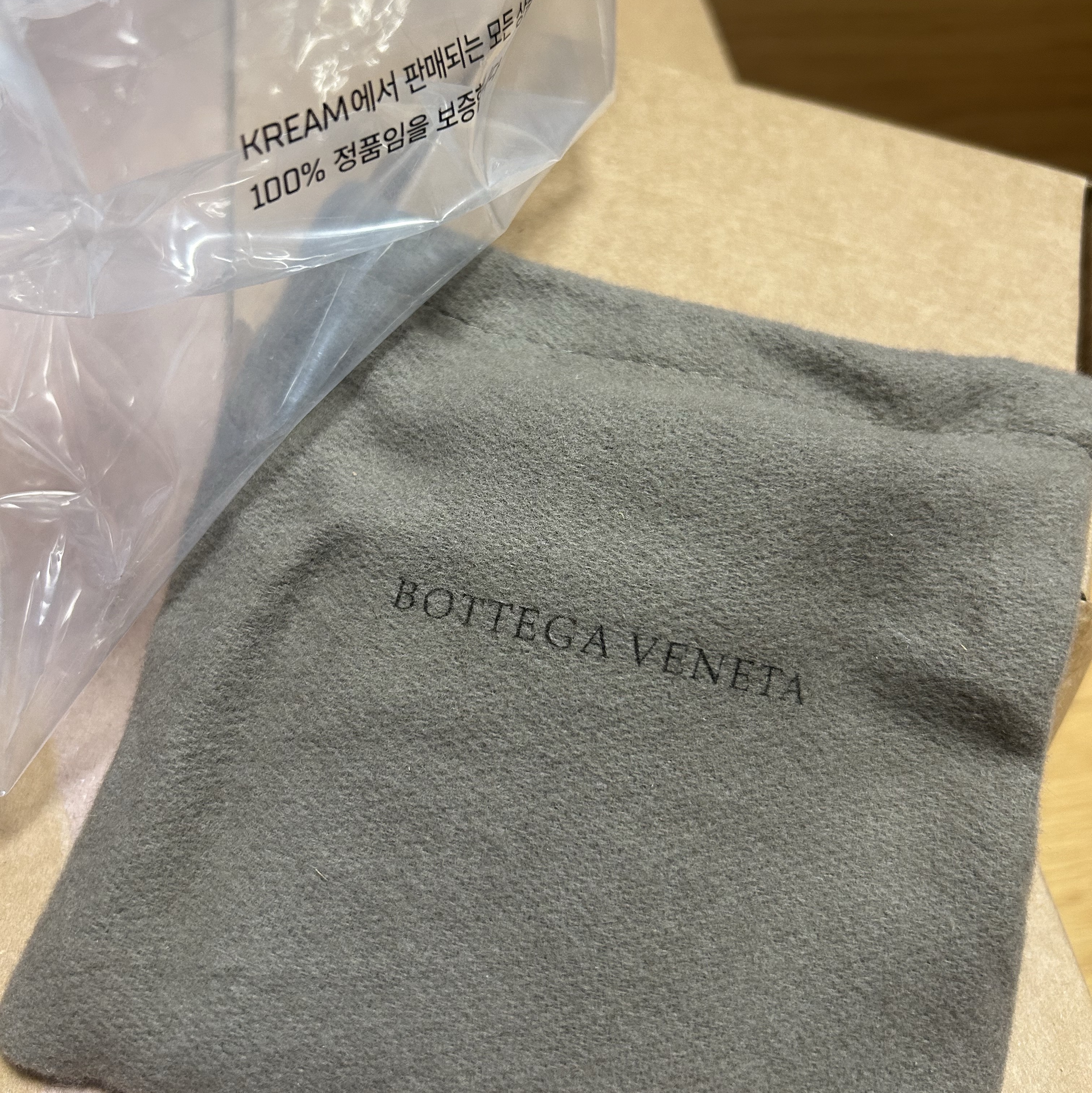 Bottega Veneta Credit Card Case Black 착용 스타일