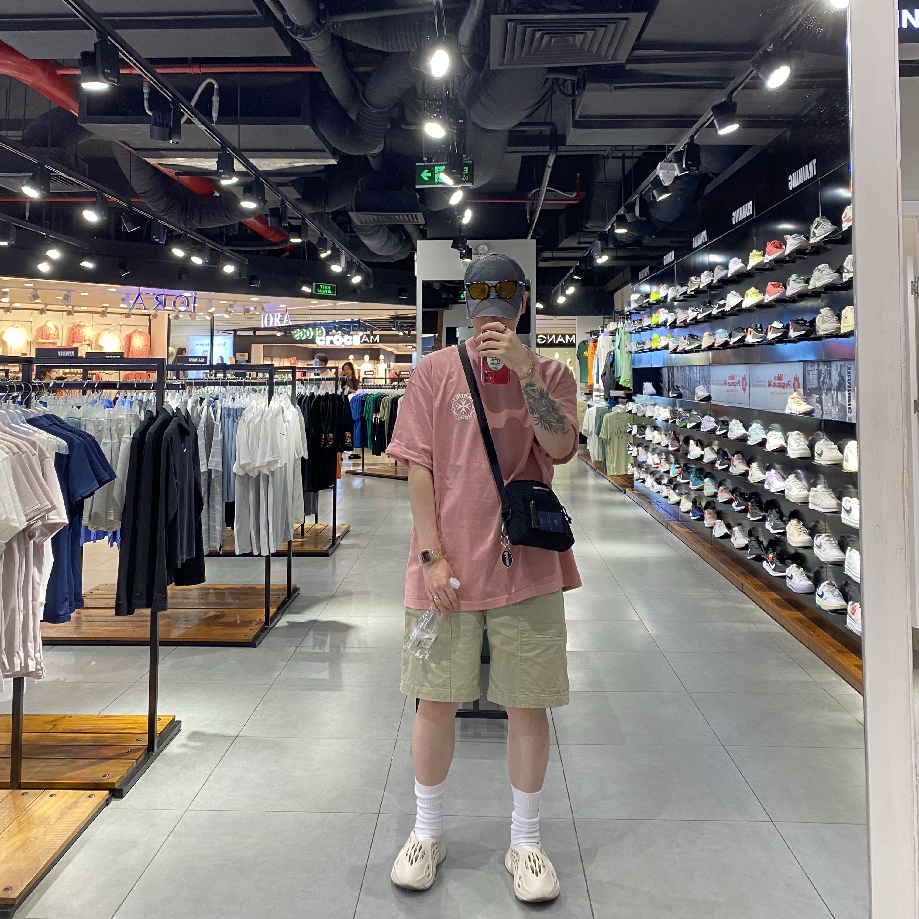 Adidas Yeezy Foam RNNR Sand, Punch Drunk Parties Circle Logo Garment Dyed Tee Indi Pink 착용 스타일 - 2