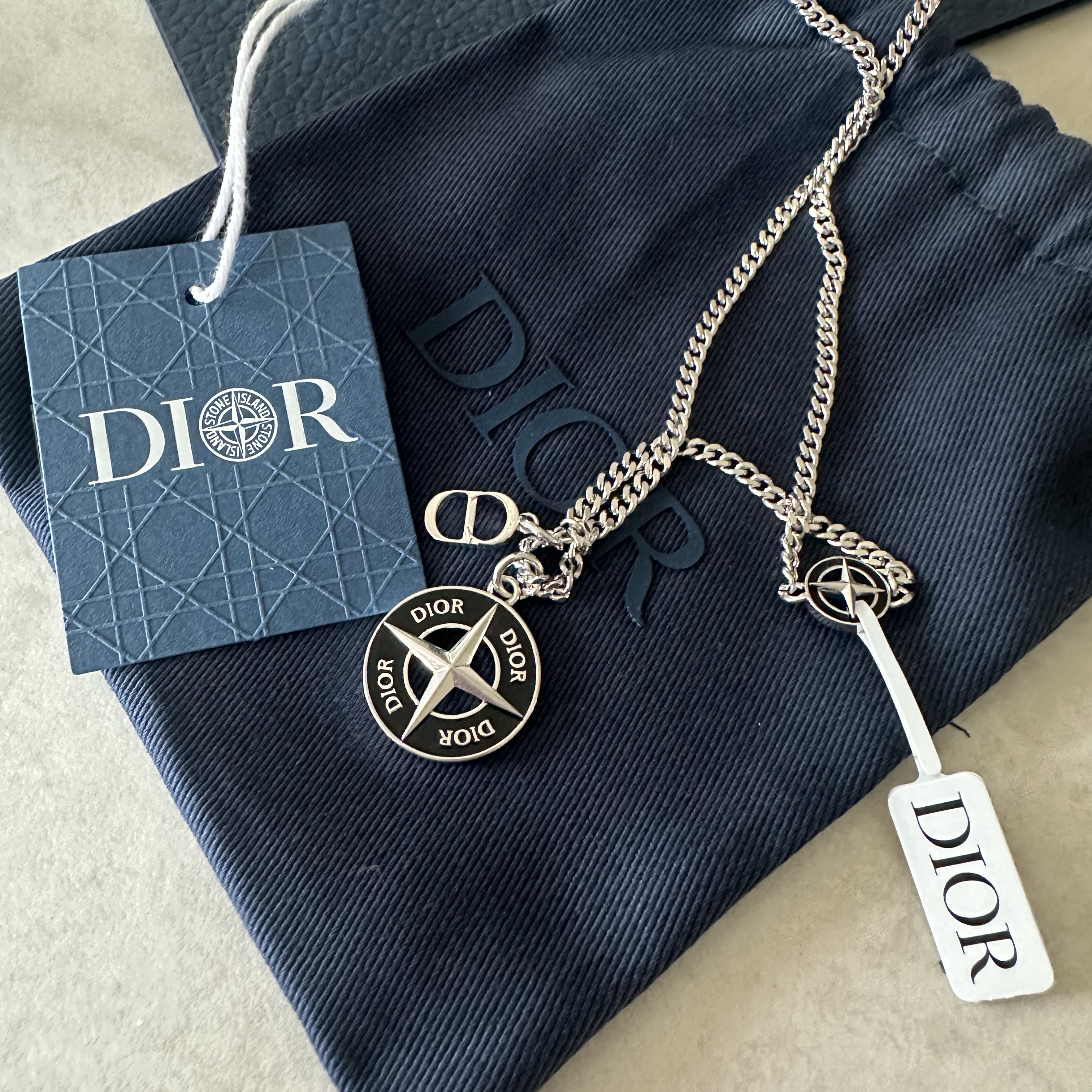 Dior x Stone Island Pendants Necklace Brass and Black Resin Silver-Finish 착용 스타일 - 1
