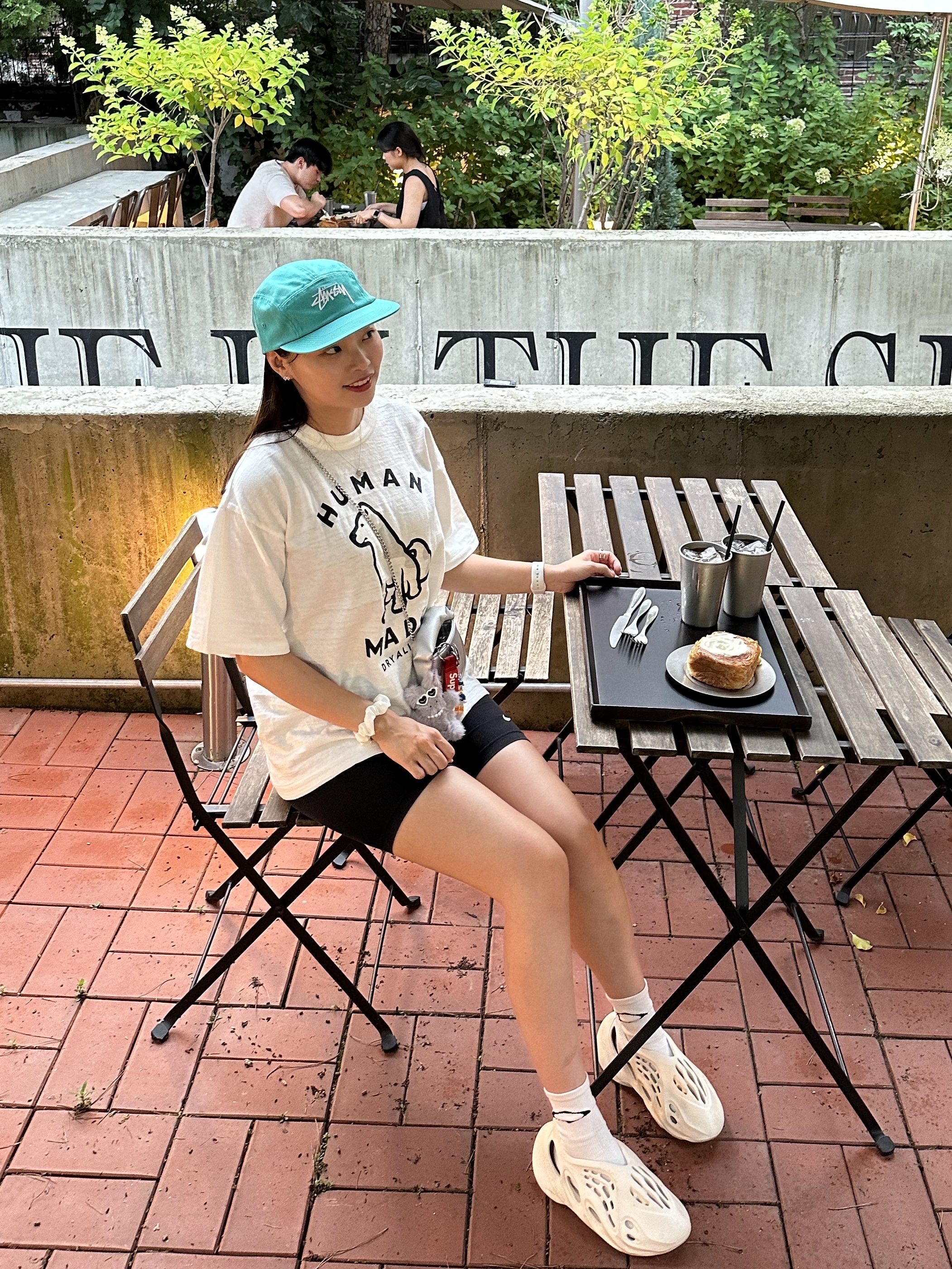 Human Made Worksout 20th Anniversary Jindo Dog Graphic T-Shirt White, Adidas Yeezy Foam RNNR Sand 착용 스타일 - 6