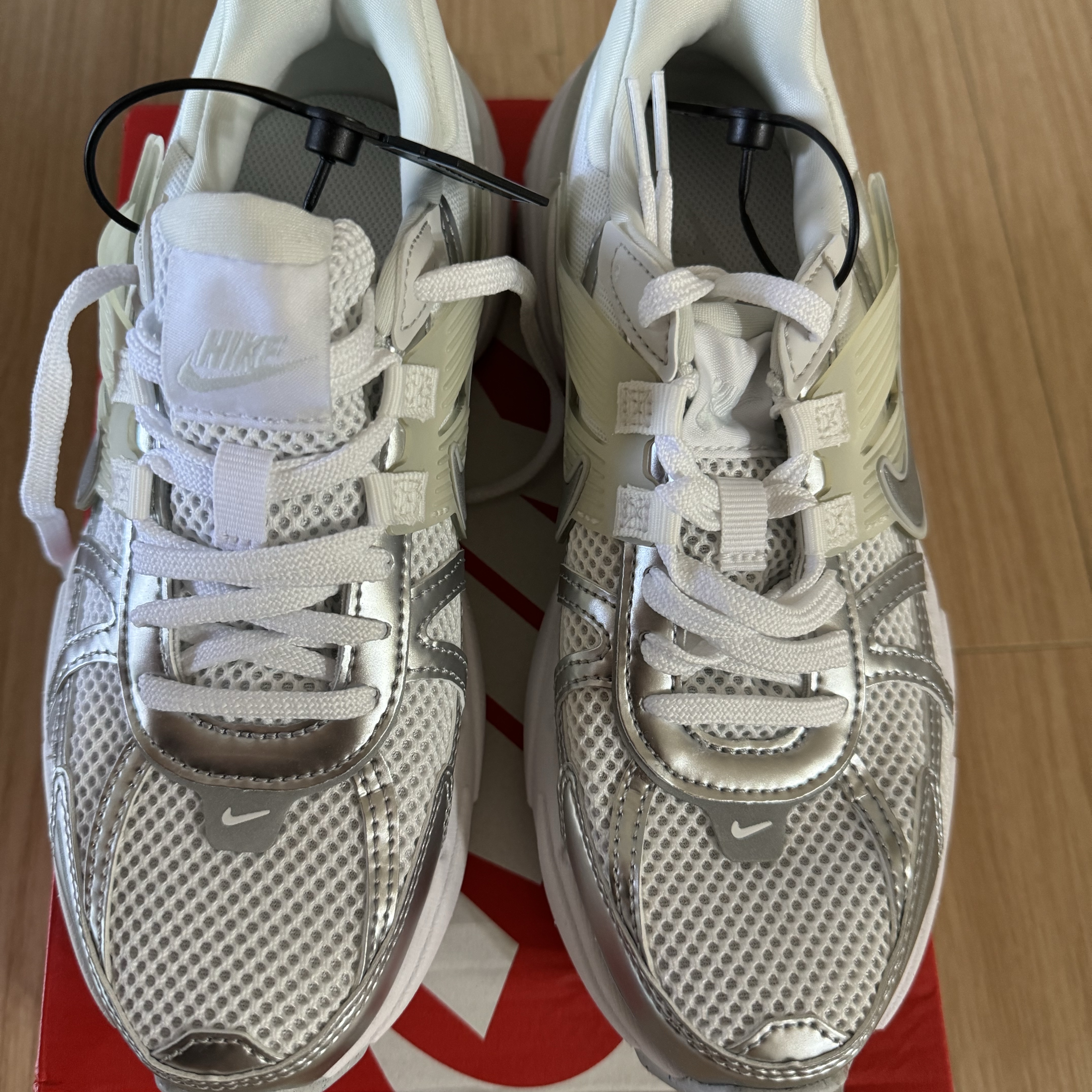 Nike V2K Run Metallic Silver White 착용 스타일
