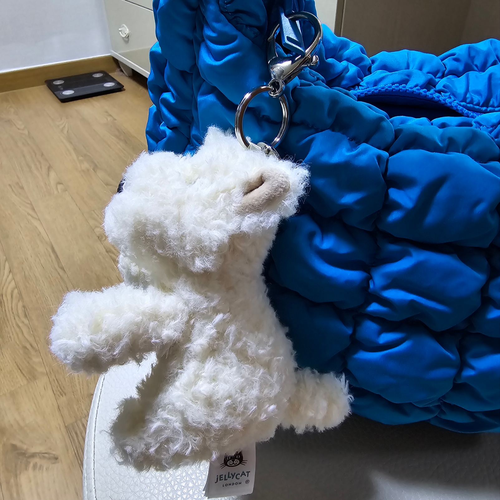 Jellycat Munro Scottie Dog Bag Charm Cream, COS Quilted Mini Bag Bright Turquoise 착용 스타일 - 3