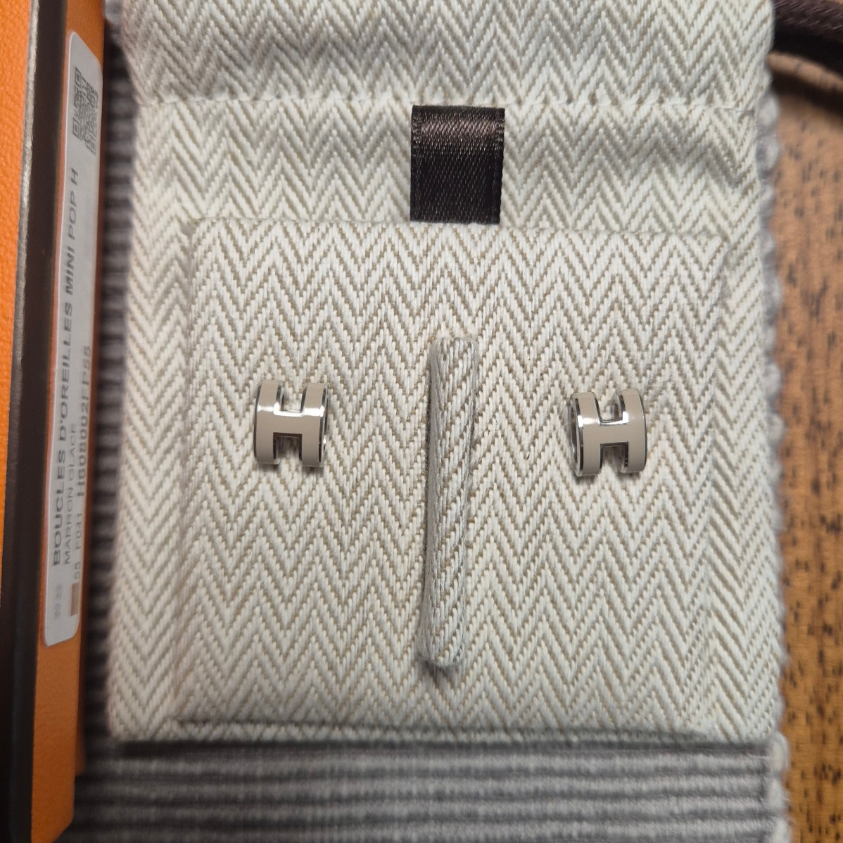(W) Hermes Mini Pop H Earrings Palladium & Marron Glace 착용 스타일