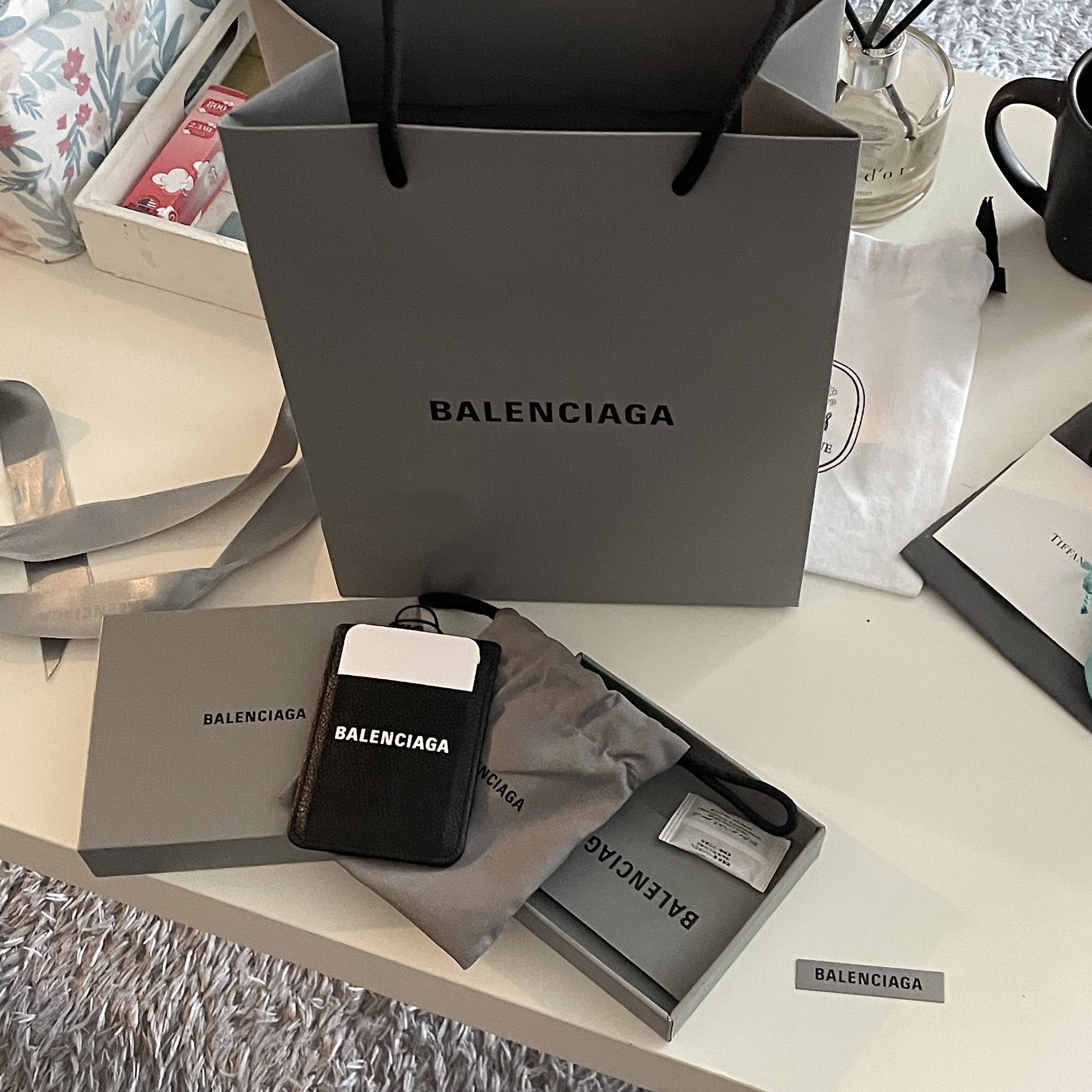 Balenciaga Grained Calfskin Cash Magnetic Card Holder Black White 착용 스타일 - 2