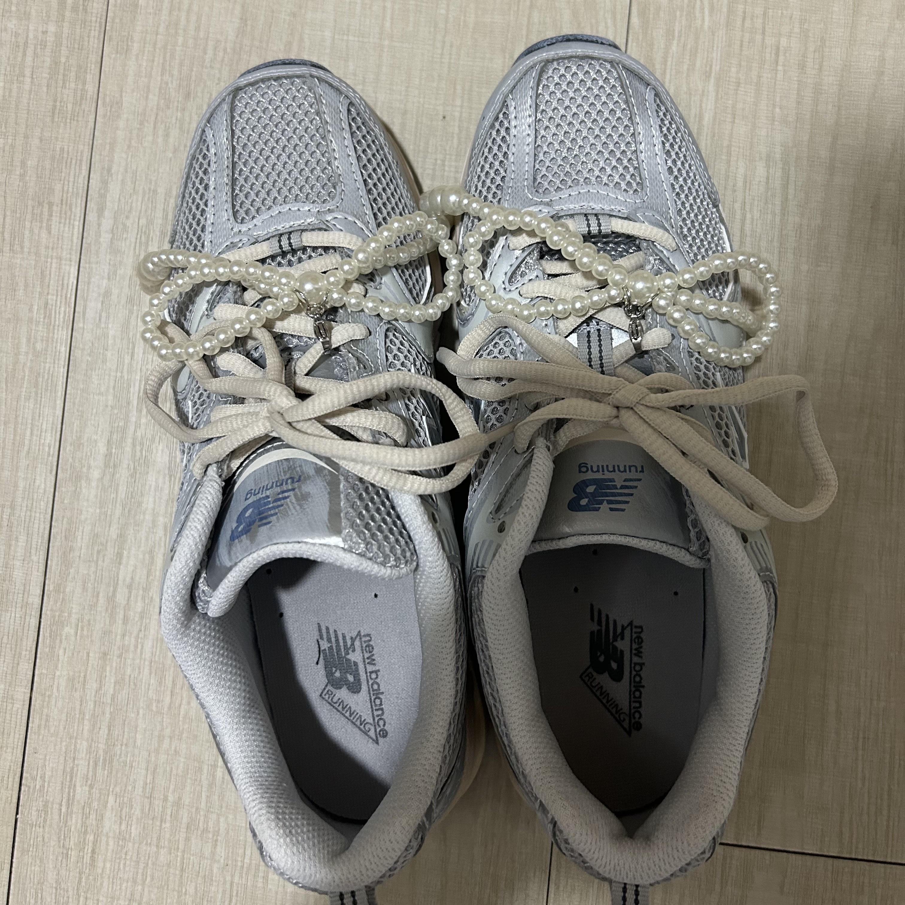 New Balance 530 Vintage Metallic Silver 착용 스타일