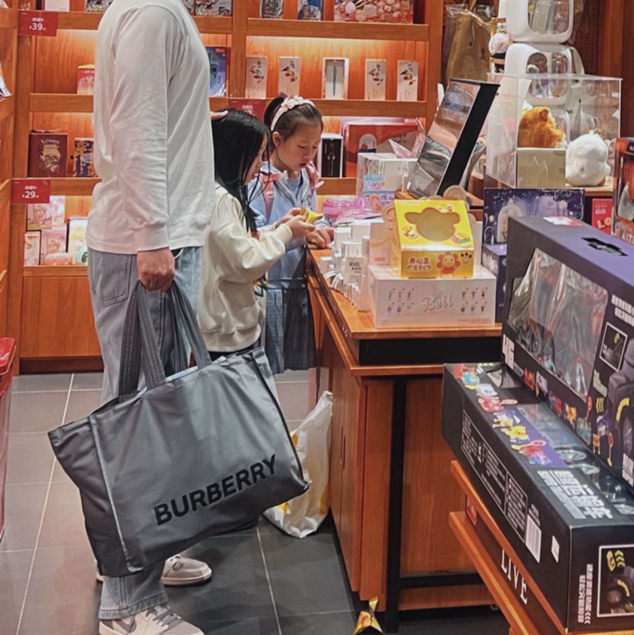 Burberry Logo Print Nylon Trench Tote Bag Charcoal Grey 착용 스타일